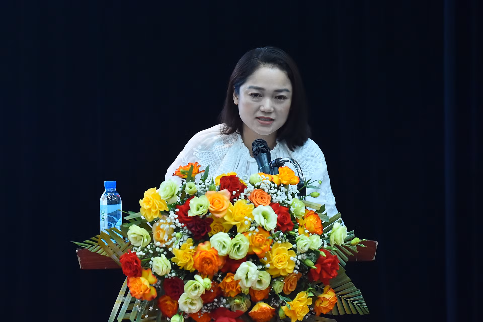 Phó Giám đốc Trung tâm Bảo tồn Di sản Thăng Long - Hà Nội Nguyễn Hồng Chi trình bày tham luận tại toạ đàm.