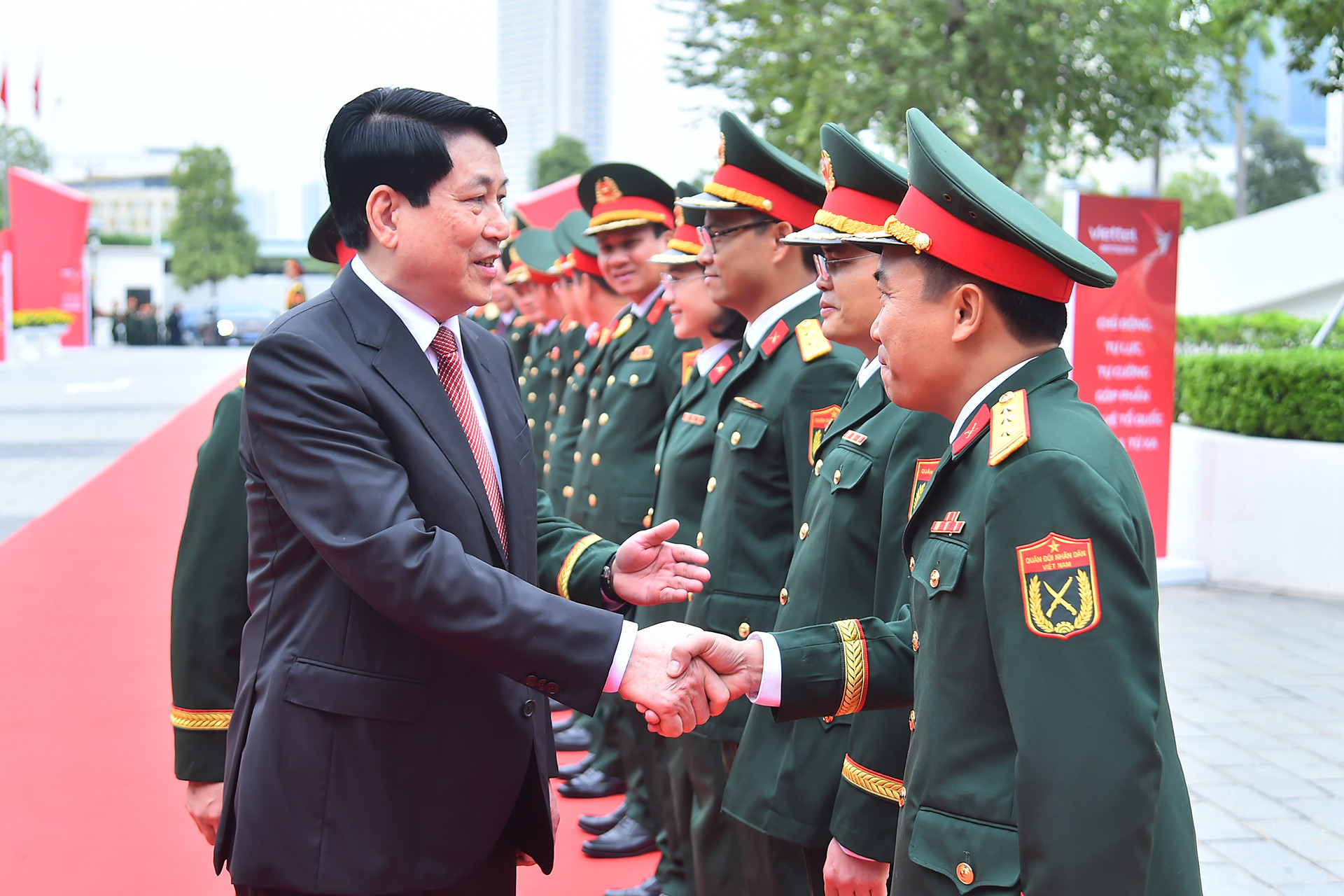 Chủ tịch nước Lương Cường với các đại biểu tại buổi lễ.