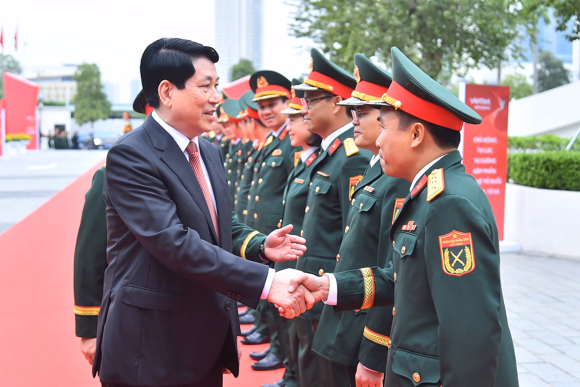 Chủ tịch nước Lương Cường với các đại biểu tại buổi lễ.