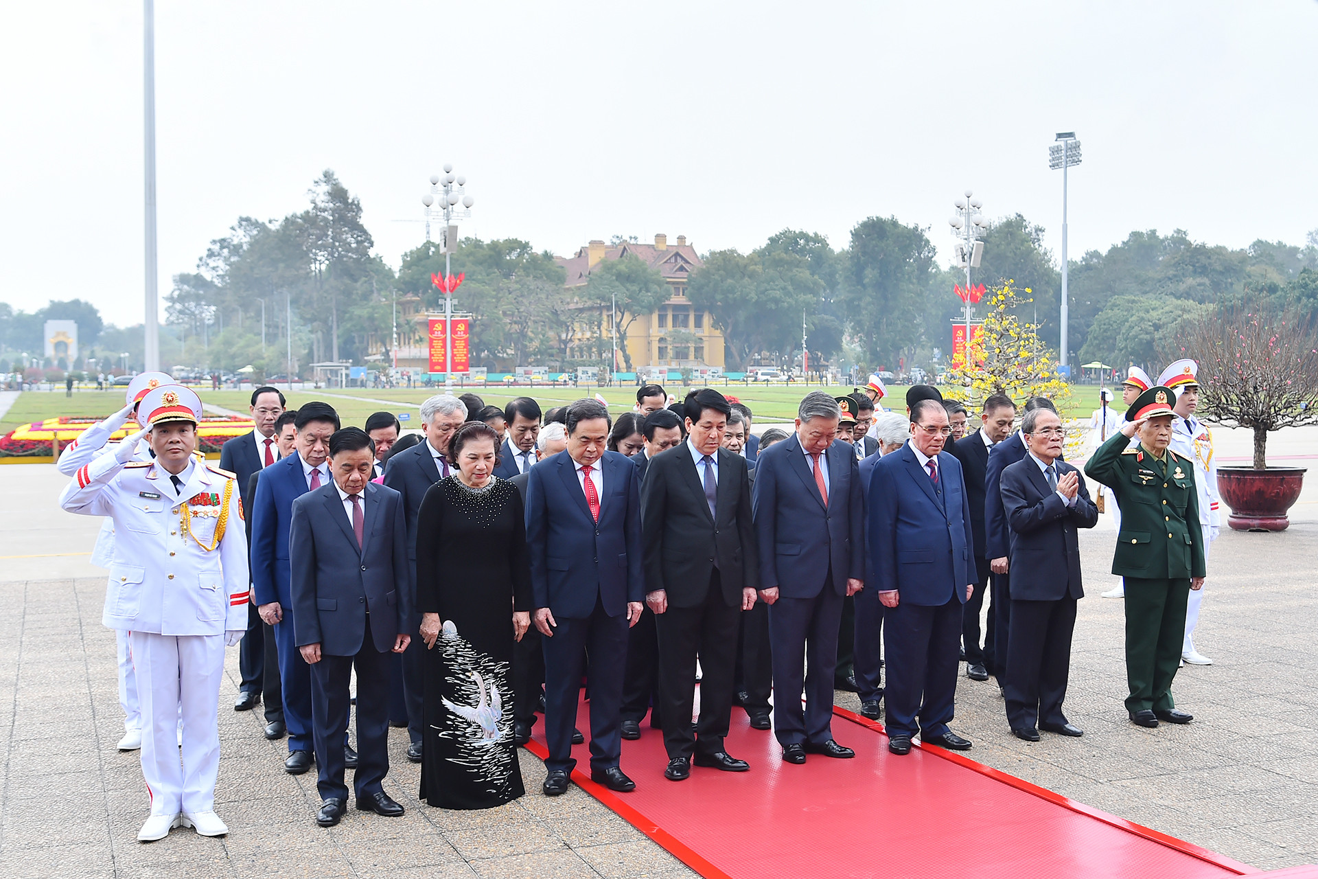 Các đồng chí lãnh đạo, nguyên lãnh đạo Đảng, Nhà nước thành kính tưởng nhớ Chủ tịch Hồ Chí Minh.
