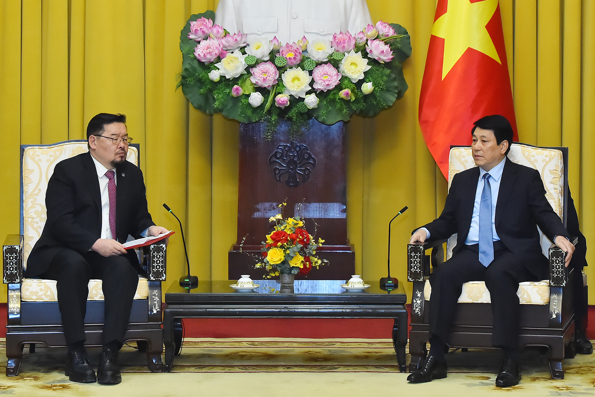 Chủ tịch nước Lương Cường tiếp Chánh Văn phòng Tổng thống Mông Cổ Gombojav Zandanshatar.