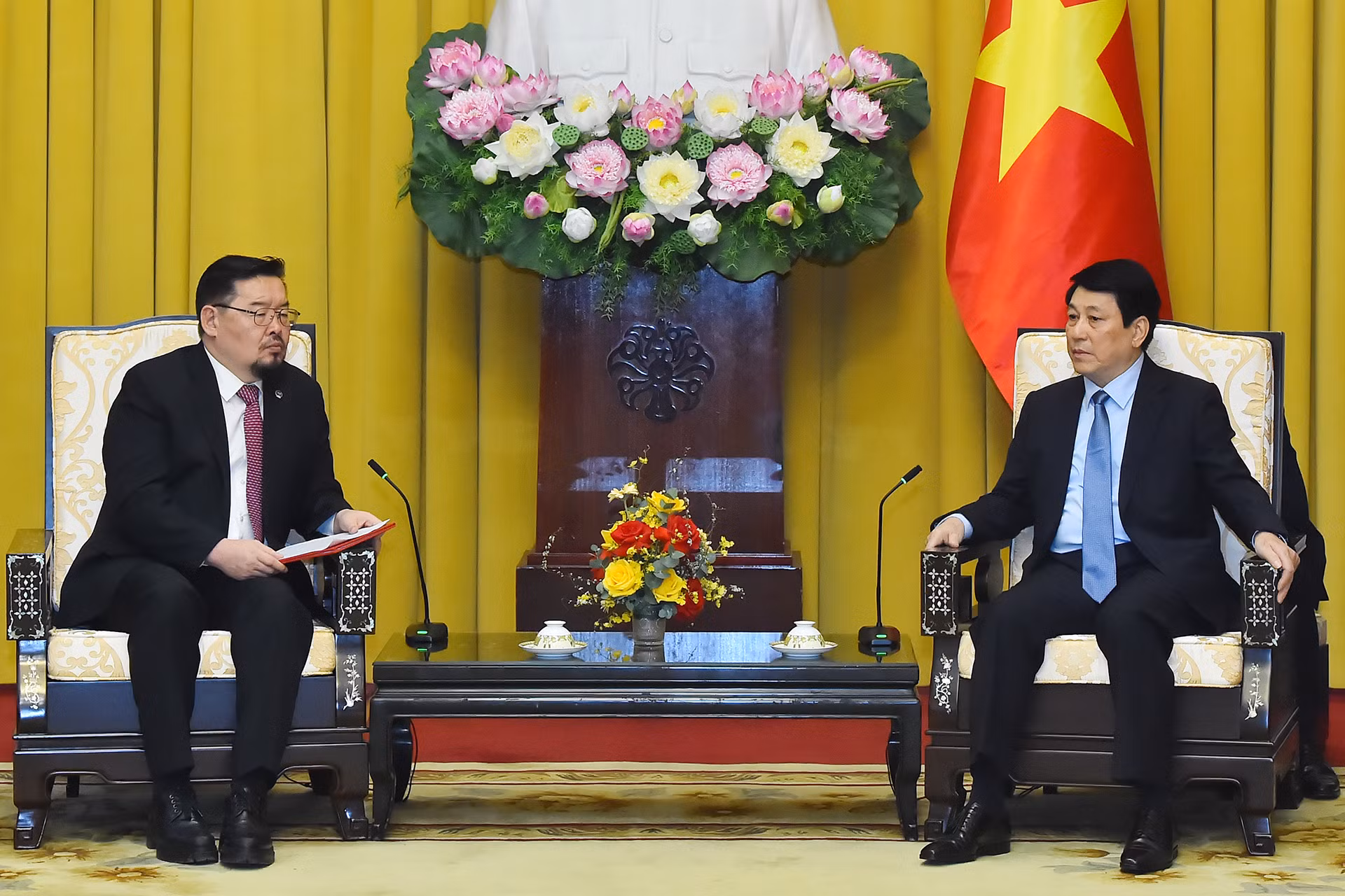 Chủ tịch nước Lương Cường tiếp Chánh Văn phòng Tổng thống Mông Cổ Gombojav Zandanshatar.