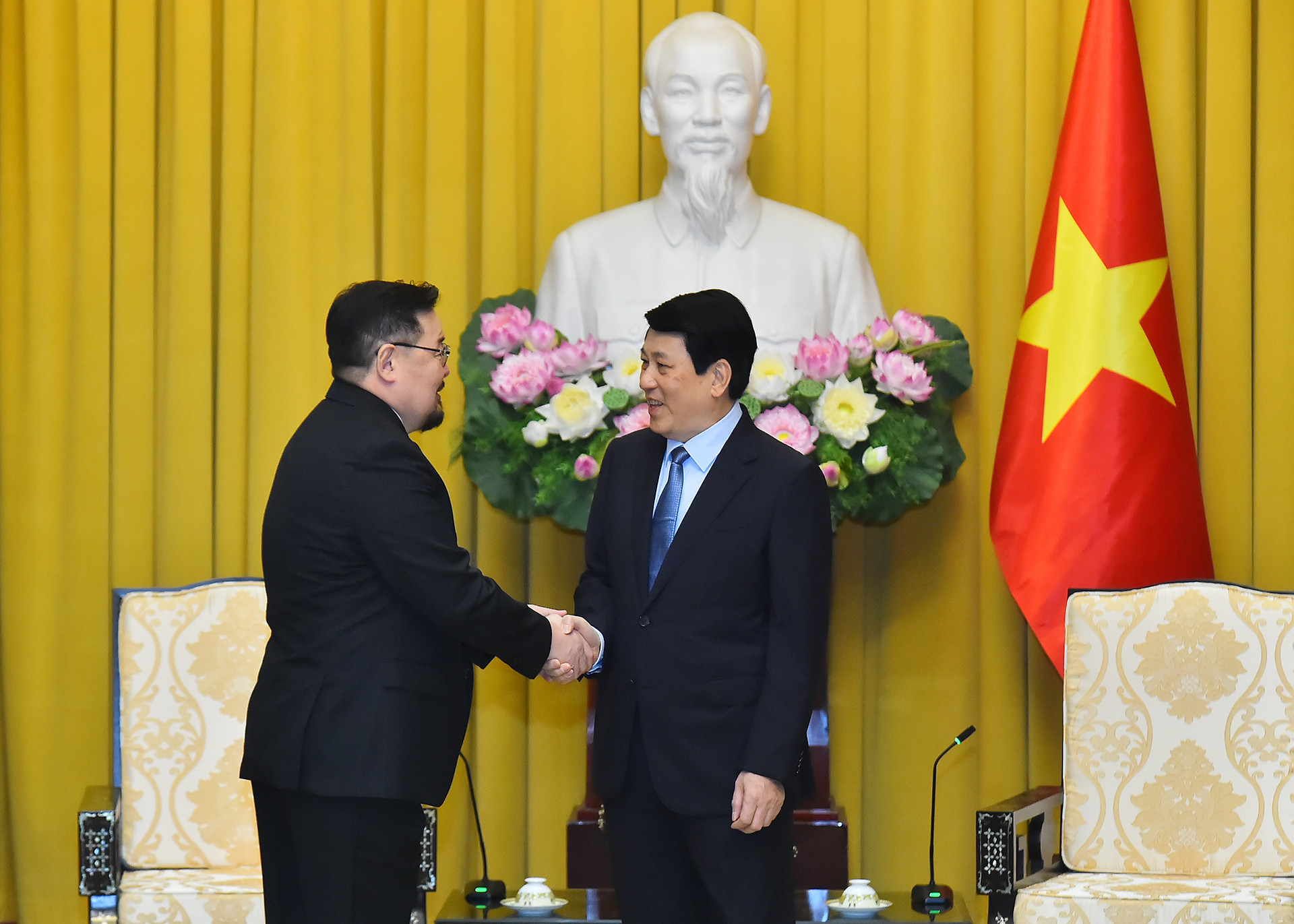 Chủ tịch nước Lương Cường đón Chánh Văn phòng Tổng thống Mông Cổ Gombojav Zandanshatar.