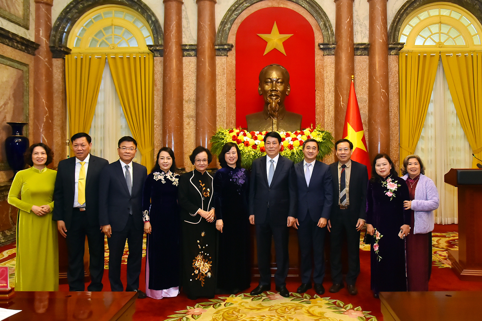 Chủ tịch nước Lương Cường với các đại biểu tại buổi gặp mặt tại Phủ Chủ tịch.