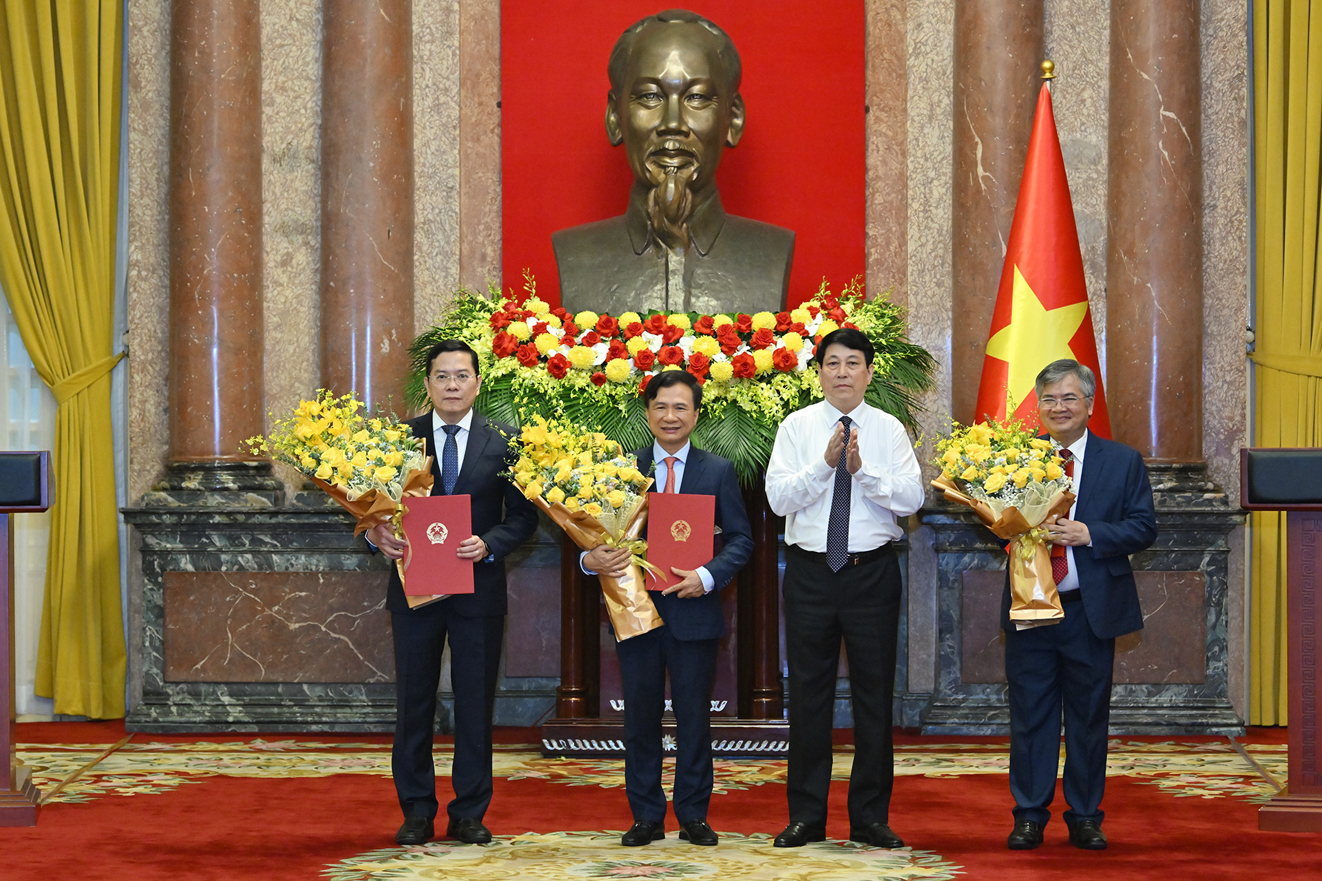 Chủ tịch nước Lương Cường trao quyết định bổ nhiệm Phó Chủ nhiệm Văn phòng Chủ tịch nước cho các đồng chí Cấn Đình Tài, Nguyễn Hoàng Anh, Nguyễn Dũng Tiến.