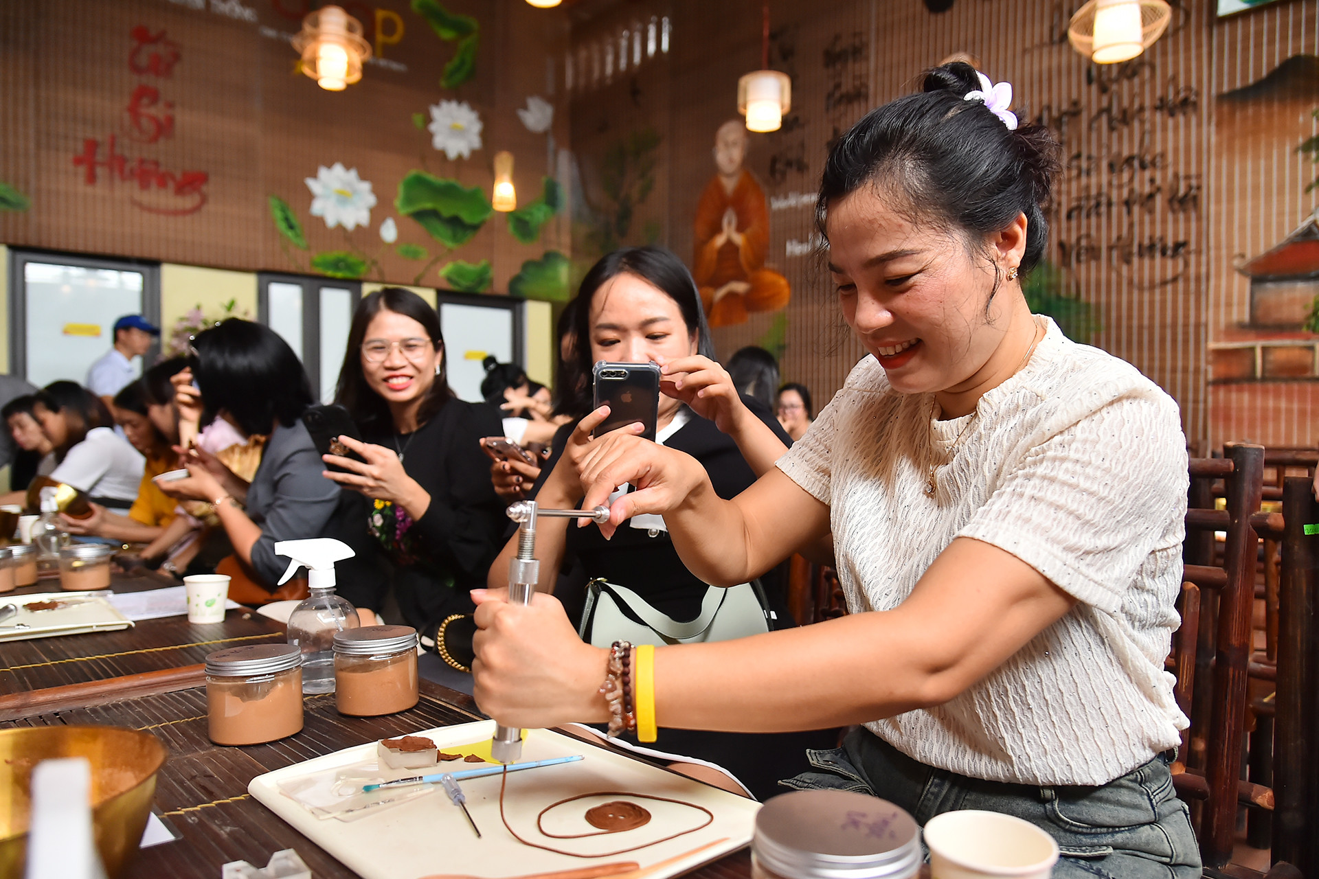 Du khách thích thú khi được trải nghiệm quy trình làm hương vòng thủ công. Du khách thích thú khi được trải nghiệm quy trình làm hương vòng thủ công.