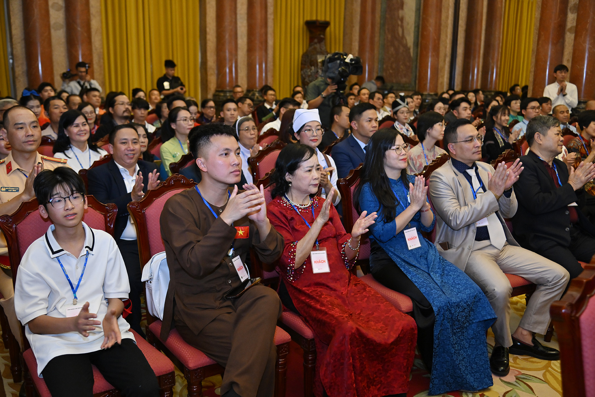 Các đại biểu điển hình tiêu biểu Chương trình Việc tử tế tại buổi gặp mặt.