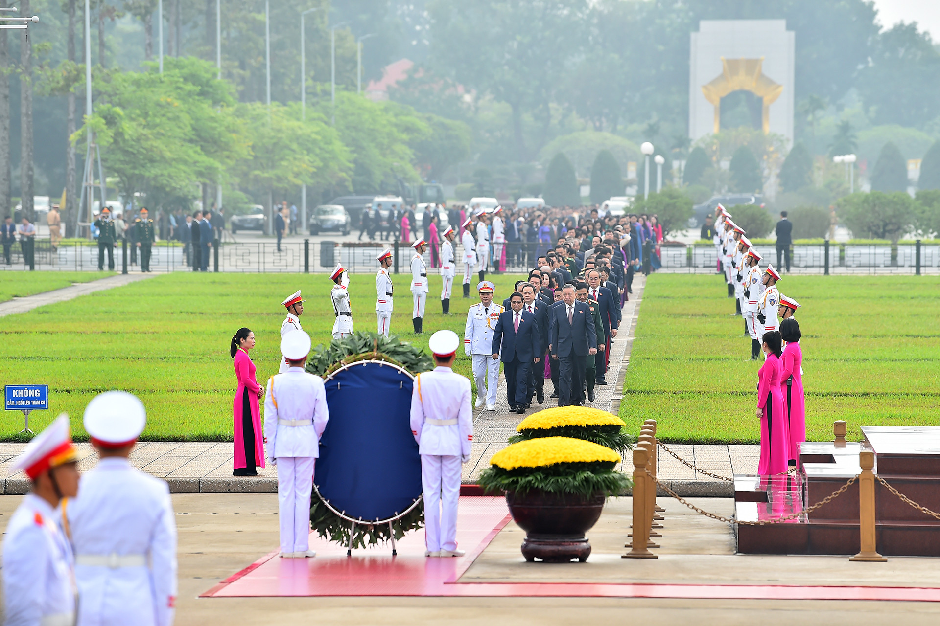 [Ảnh] Các đại biểu Quốc hội vào Lăng viếng Chủ tịch Hồ Chí Minh ảnh 1