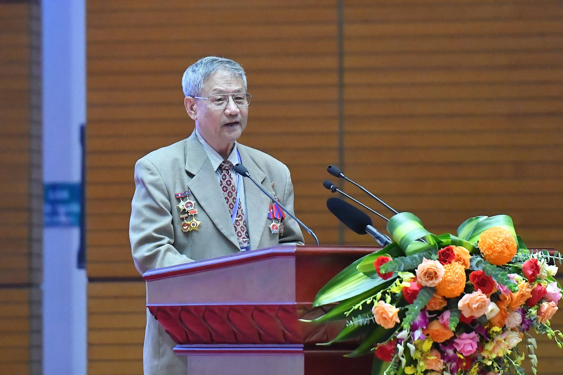 Đồng chí Phạm Văn Lương, đại diện cựu chuyên gia Việt Nam tại Lào, Hội viên Chi hội Hữu nghị Việt Nam-Lào Thông tấn xã Việt Nam phát biểu tại buổi gặp mặt.