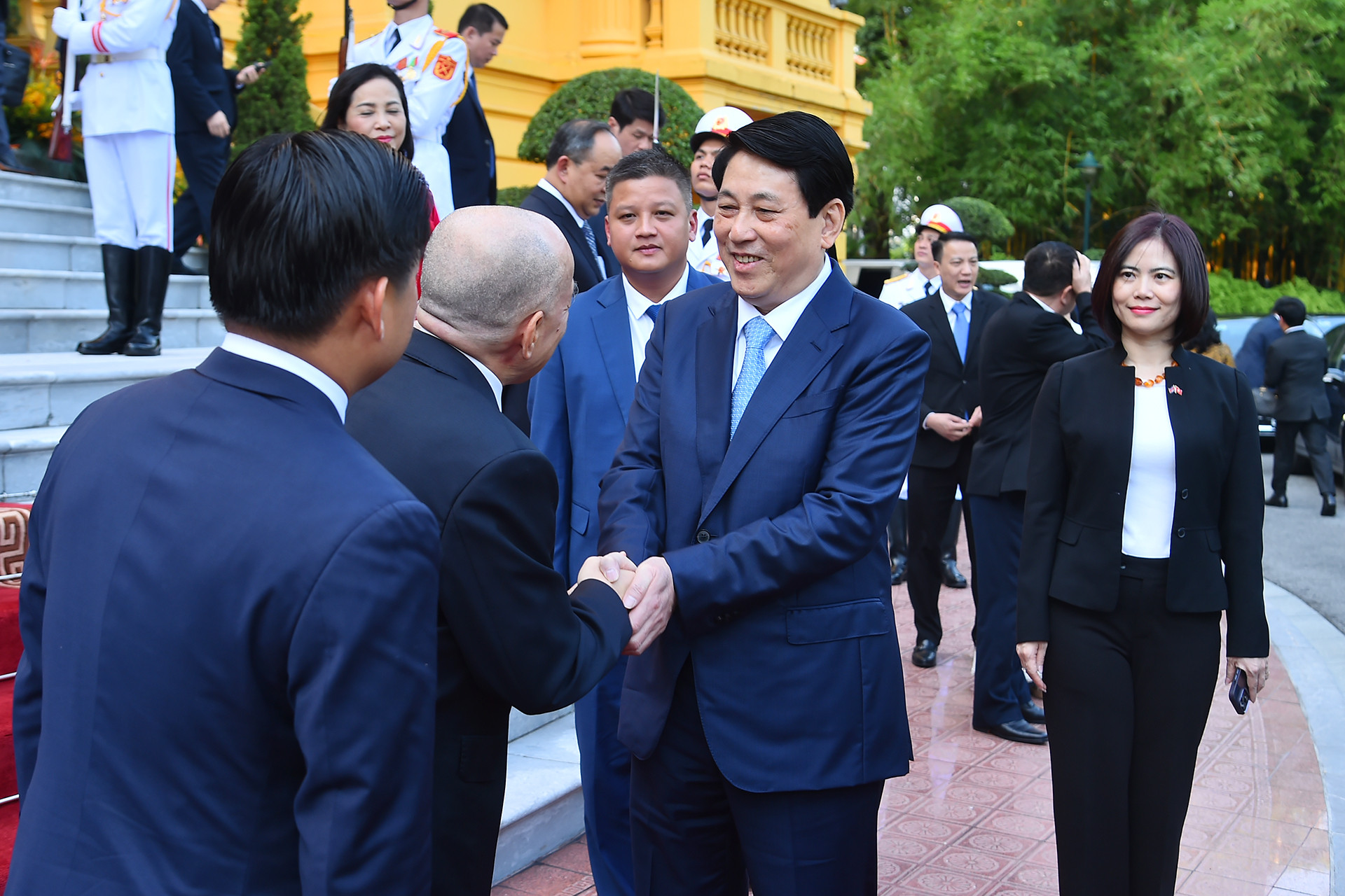 Chủ tịch nước Lương Cường tiễn Quốc vương Campuchia Norodom Sihamoni sau hội kiến.