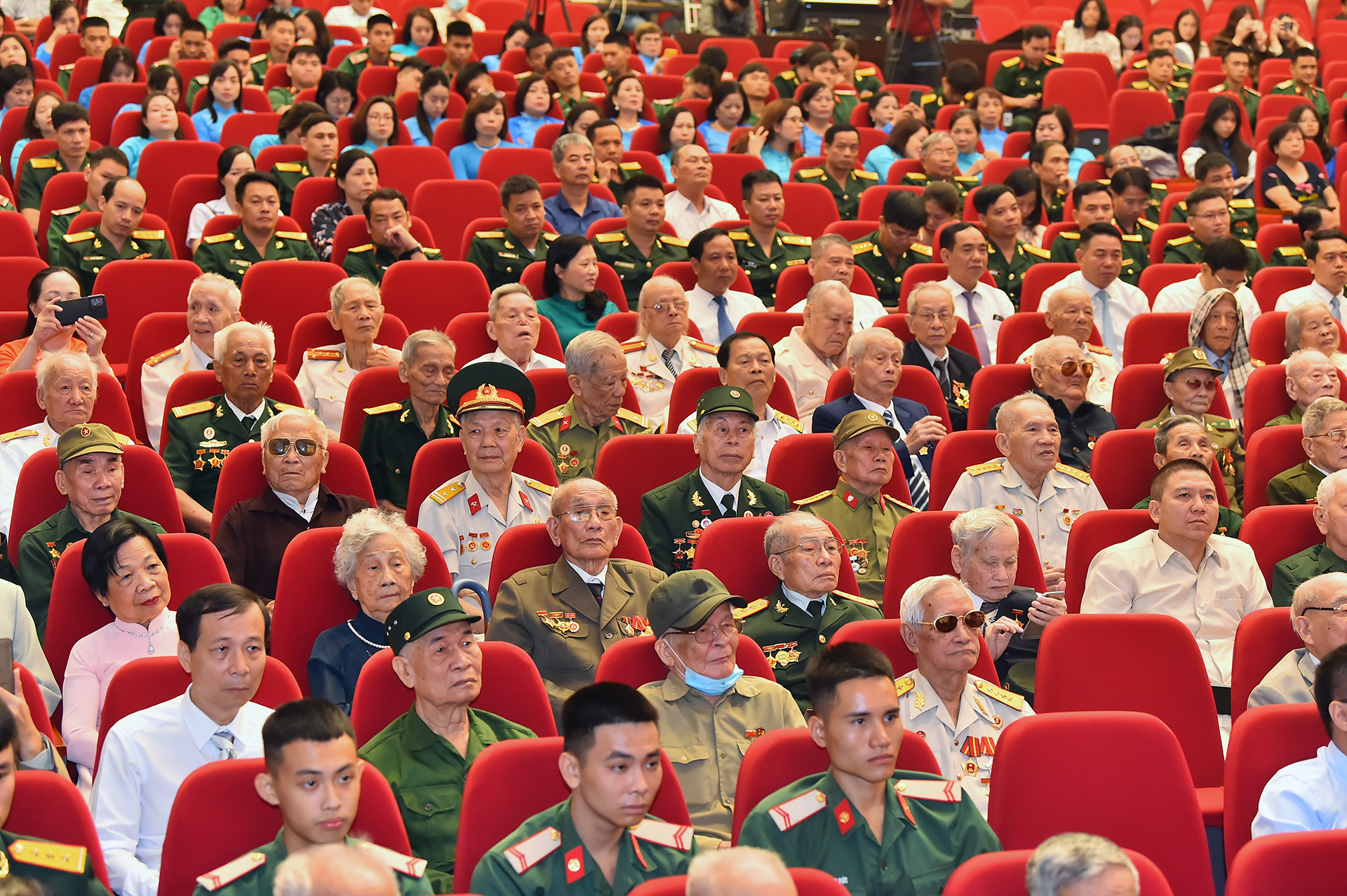 Các đại biểu cựu chiến binh, cựu công an nhân dân, cựu thanh niên xung phong và các gia đình chính sách, người có công trực tiếp tham gia Giải phóng Thủ đô trong kháng chiến chống Pháp tham dự buổi gặp mặt, tri ân. Các đại biểu cựu chiến binh, cựu công an nhân dân, cựu thanh niên xung phong và các gia đình chính sách, người có công trực tiếp tham gia Giải phóng Thủ đô trong kháng chiến chống Pháp tham dự buổi gặp mặt, tri ân.