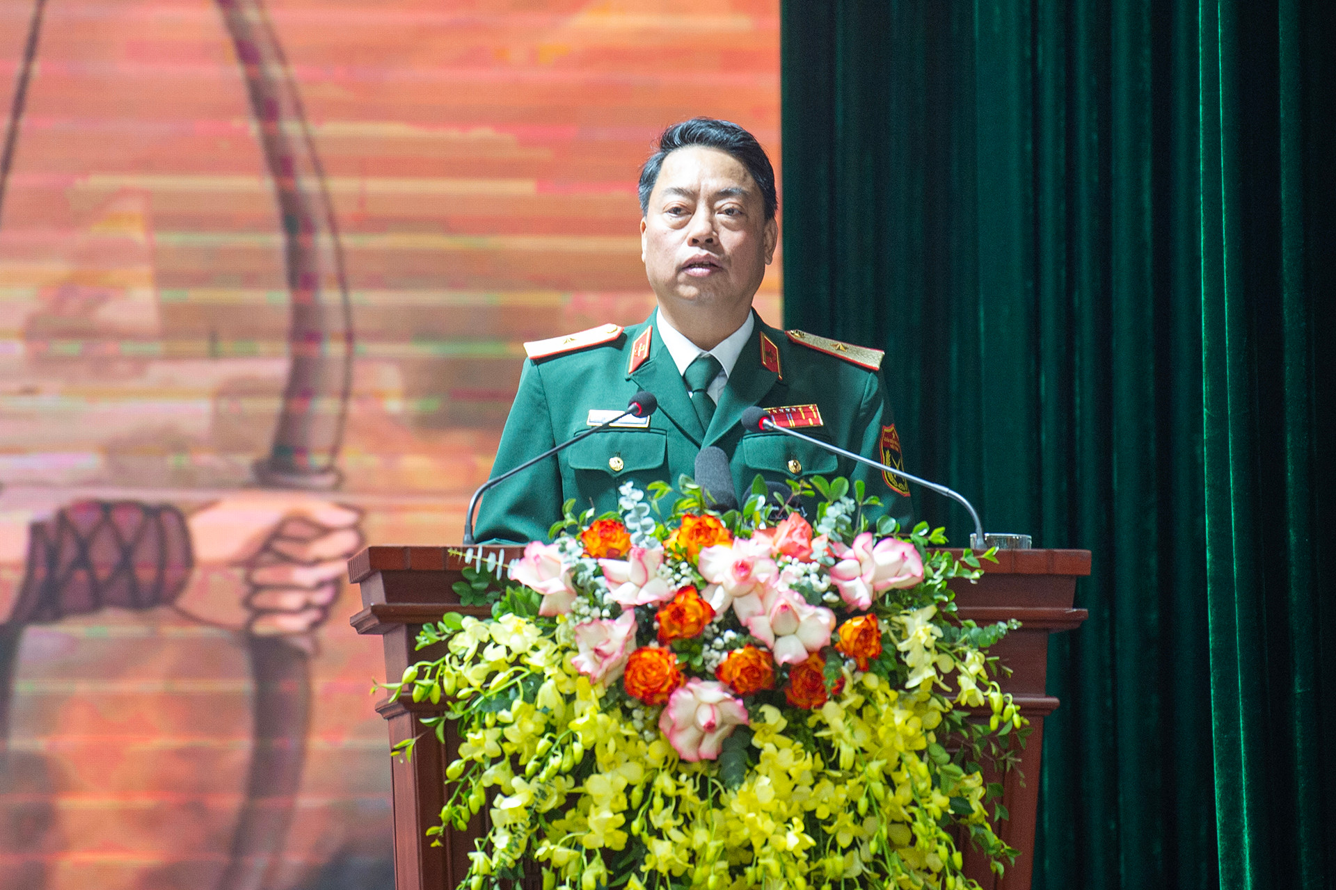 Tư lệnh Binh chủng Đặc công Hoàng Minh Sơn trình bày báo cáo tại buổi làm việc.