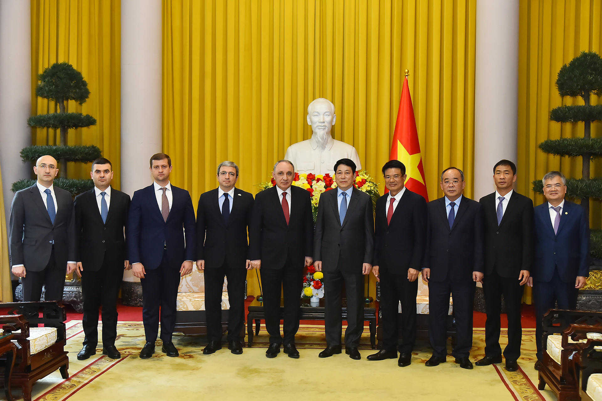 Chủ tịch nước Lương Cường cùng Viện trưởng Viện Kiểm sát Tối cao Azerbaijan Kamran Bayram Aliyev và các đại biểu tại buổi tiếp.