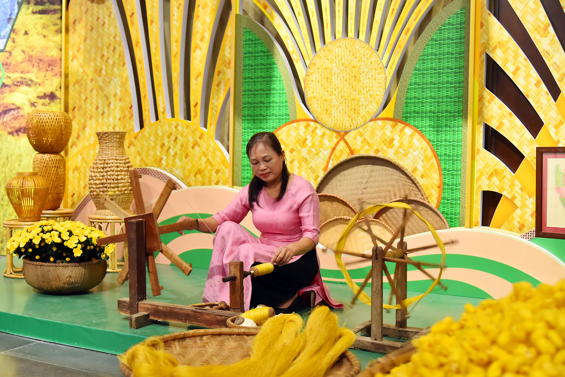 Quy trình dệt lụa từ tơ sen của nghệ nhân Phan Thị Thuận (huyện Mỹ Đức, thành phố Hà Nội) được trình diễn và giới thiệu tại triển lãm. Quy trình dệt lụa từ tơ sen của nghệ nhân Phan Thị Thuận (huyện Mỹ Đức, thành phố Hà Nội) được trình diễn và giới thiệu tại triển lãm.