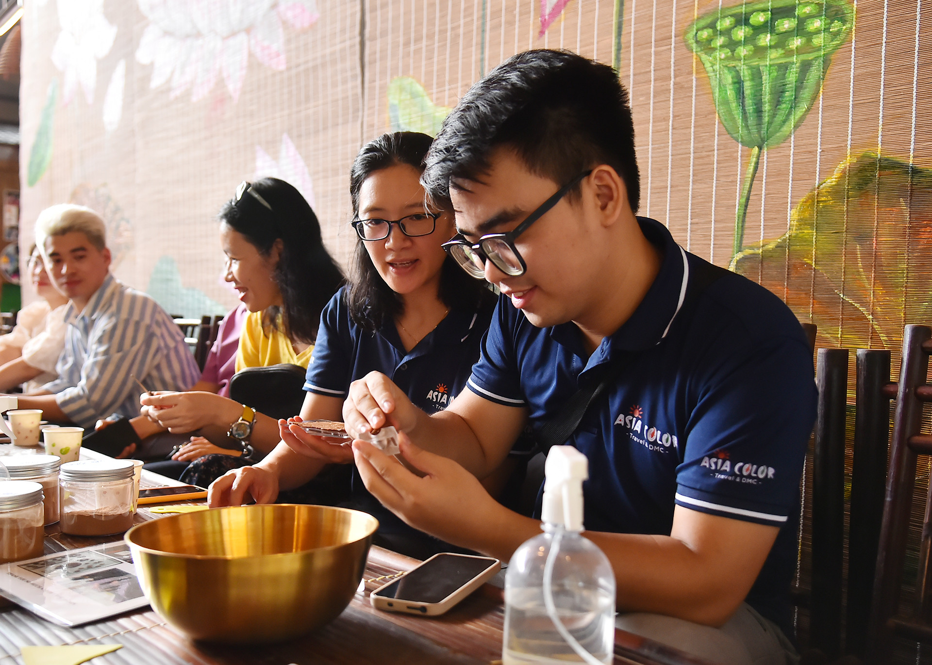 Du khách tự tay trải nghiệm quy trình làm hương thủ công tại cơ sở sản xuất hương truyền thống Từ Bi Hương. Du khách tự tay trải nghiệm quy trình làm hương thủ công tại cơ sở sản xuất hương truyền thống Từ Bi Hương.