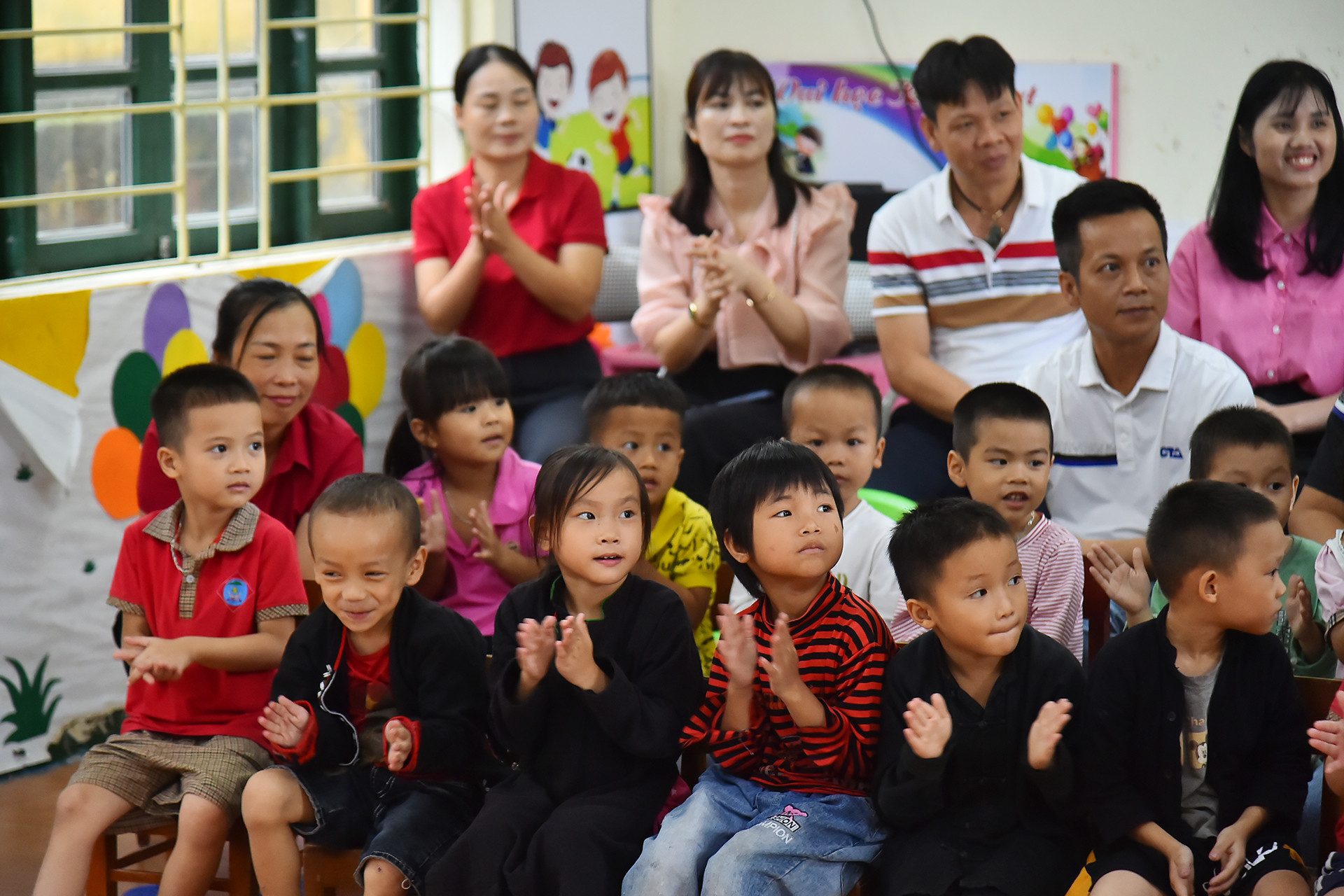 Cô và trò Trường mầm non Hợp Thành tại buổi lễ.