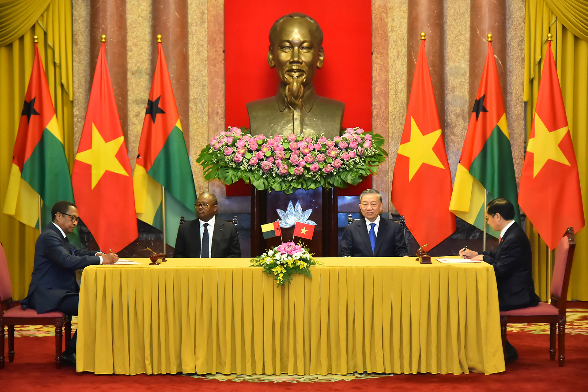 Tổng Bí thư, Chủ tịch nước Tô Lâm và Tổng thống Cộng hòa Guinea-Bissau Umaro Sissoco Embaló chứng kiến lễ ký Bản ghi nhớ về cơ chế tham vấn chính trị và ngoại giao giữa Bộ Ngoại giao nước Cộng hòa xã hội chủ nghĩa Việt Nam và Bộ ngoại giao, Hợp tác quốc tế và cộng đồng Cộng hòa Guinea-Bissau.