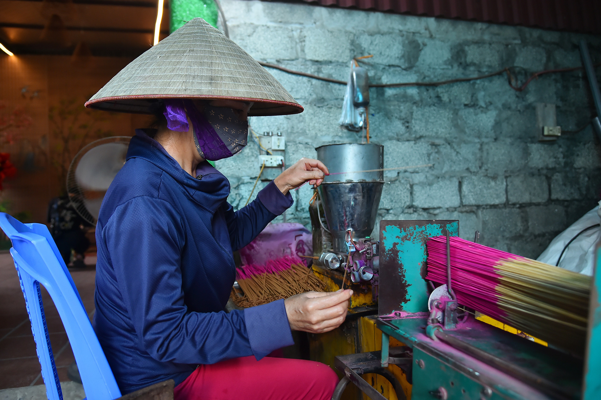 Đoàn Famtrip đã tới tham quan và trải nghiệm thực tế tại cơ sở sản xuất hương truyền thống Từ Bi Hương. Sản phẩm của cơ sở này được công nhận là sản phẩm OCOP 4 sao. Đoàn Famtrip đã tới tham quan và trải nghiệm thực tế tại cơ sở sản xuất hương truyền thống Từ Bi Hương. Sản phẩm của cơ sở này được công nhận là sản phẩm OCOP 4 sao.