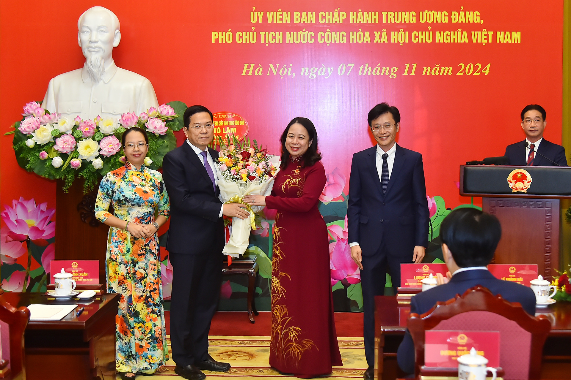 Phó Chủ tịch nước Võ Thị Ánh Xuân nhận hoa chúc mừng từ các đại biểu.