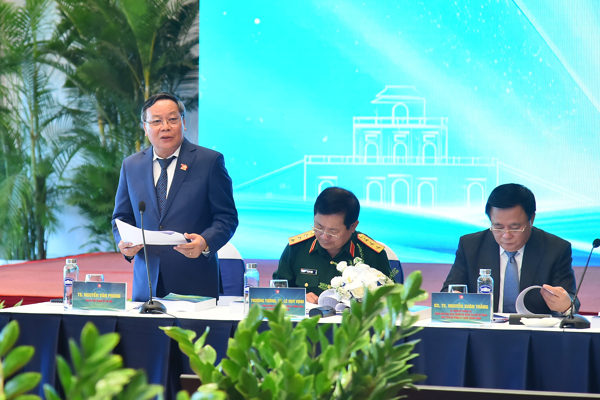 Phó Bí thư Thành ủy Hà Nội Nguyễn Văn Phong điều hành nội dung thảo luận tại hội thảo.