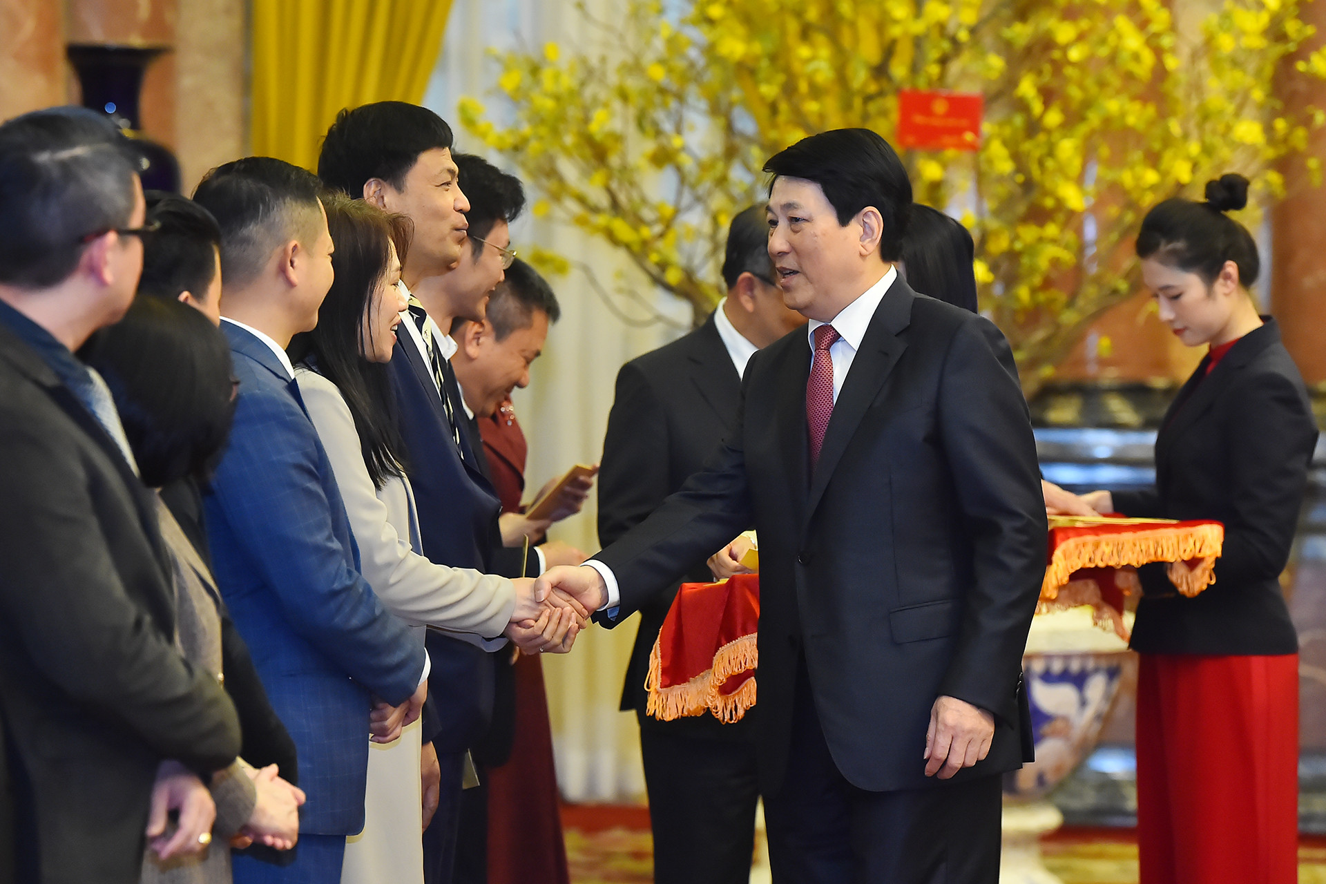 Chủ tịch nước Lương Cường và cán bộ, nhân viên Văn phòng Chủ tịch nước tại buổi gặp mặt.