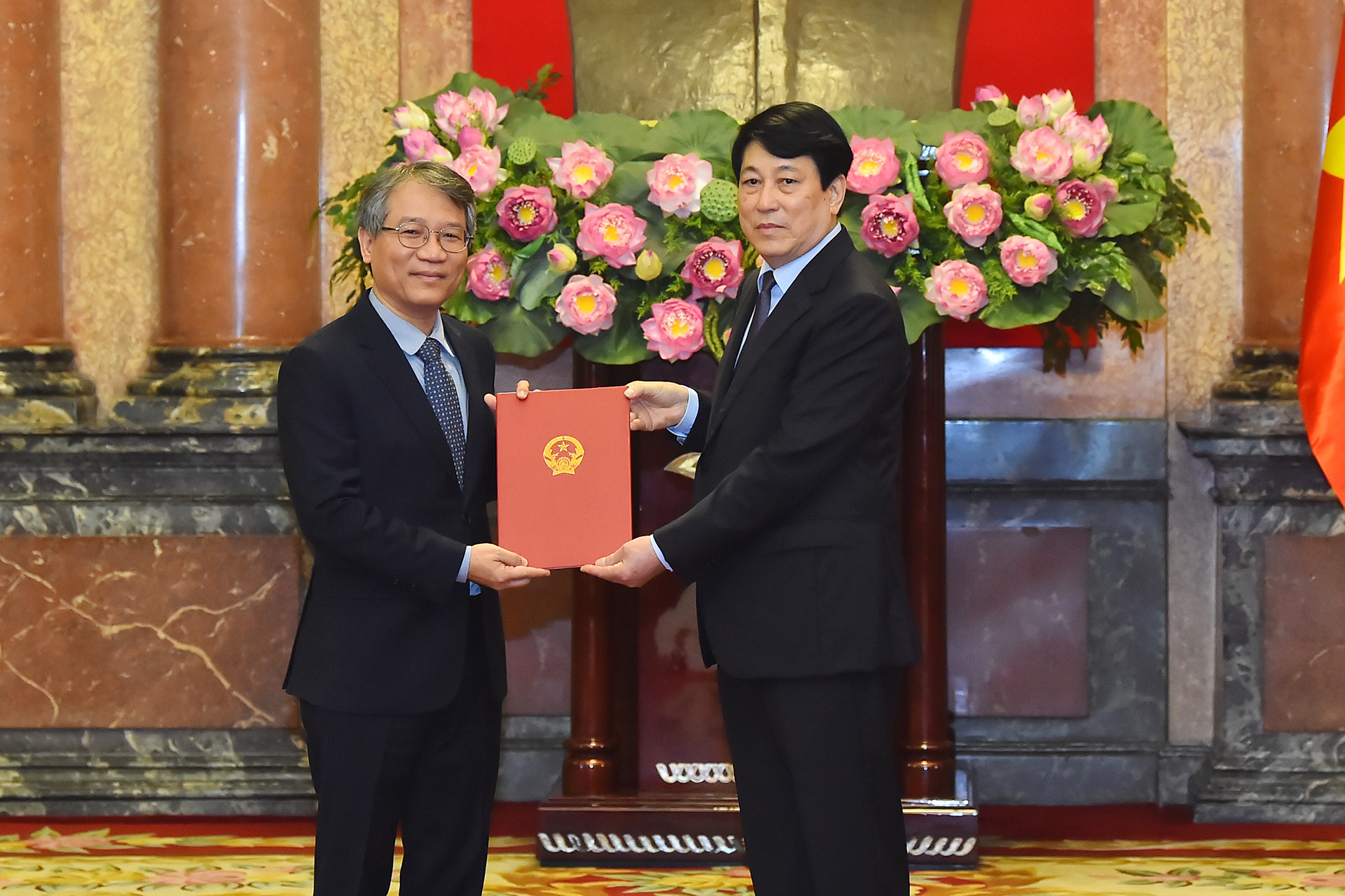 Chủ tịch nước Lương Cường trao Quyết định phong hàm Đại sứ nước Cộng hòa xã hội Chủ nghĩa Việt Nam bậc I cho Giảng viên cao cấp (Học viên Ngoại giao) Nguyễn Vũ Tùng.