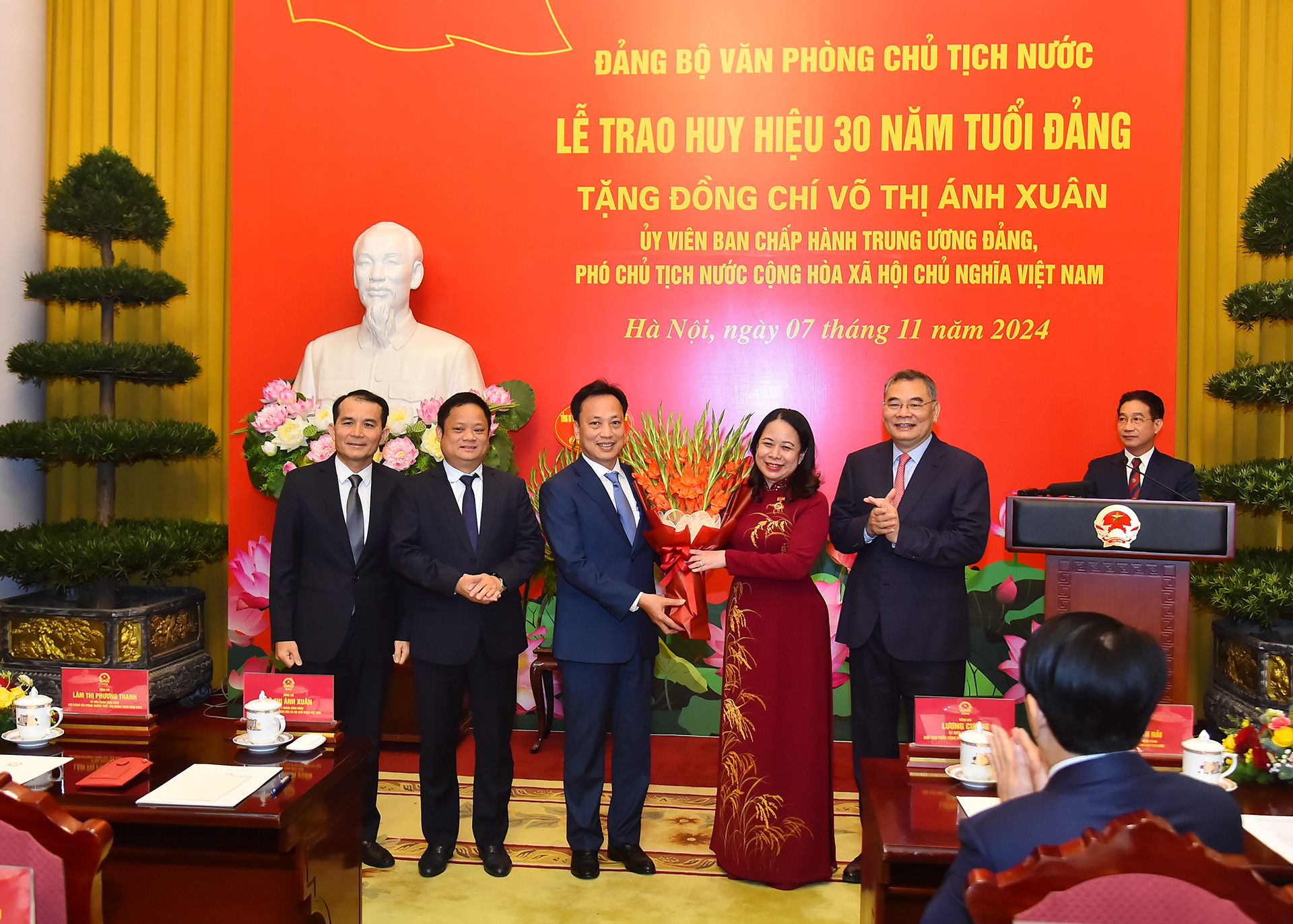 Các đồng chí lãnh đạo đại diện Văn phòng Tổng Bí thư, Chính phủ, Quốc hội và Đảng ủy Khối các Cơ quan Trung ương tặng hoa chúc mừng Phó Chủ tịch nước Võ Thị Ánh Xuân.