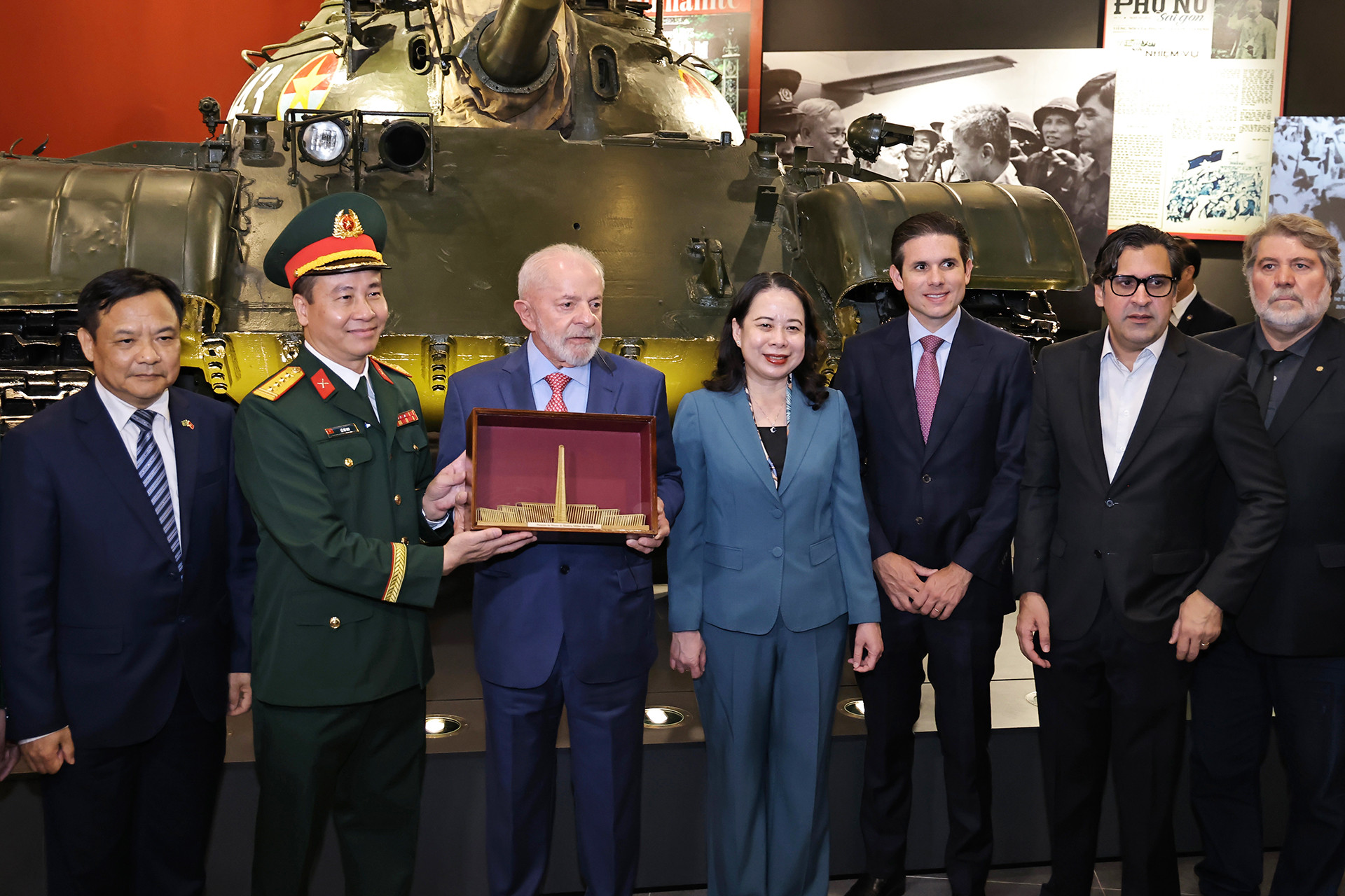 Giám đốc Bảo tàng Lịch sử Quân sự Việt Nam, Đại tá Lê Vũ Huy trao quà lưu niệm tặng Tổng thống Brazil Luiz Inacio Lula da Silva. Giám đốc Bảo tàng Lịch sử Quân sự Việt Nam, Đại tá Lê Vũ Huy trao quà lưu niệm tặng Tổng thống Brazil Luiz Inacio Lula da Silva.
