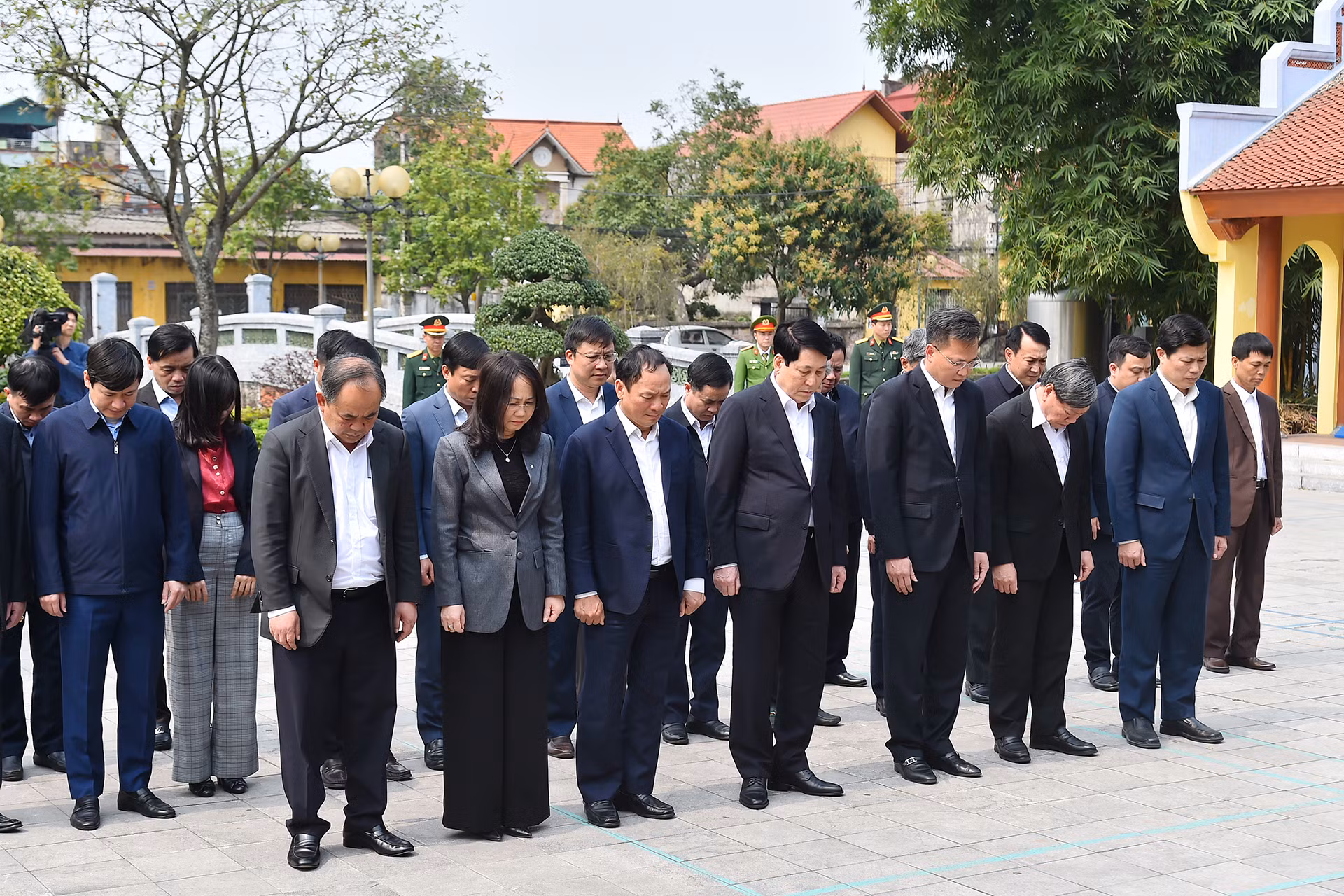 [Ảnh] Chủ tịch nước Lương Cường dâng hương tưởng nhớ Tổng Bí thư Nguyễn Văn Linh ảnh 1