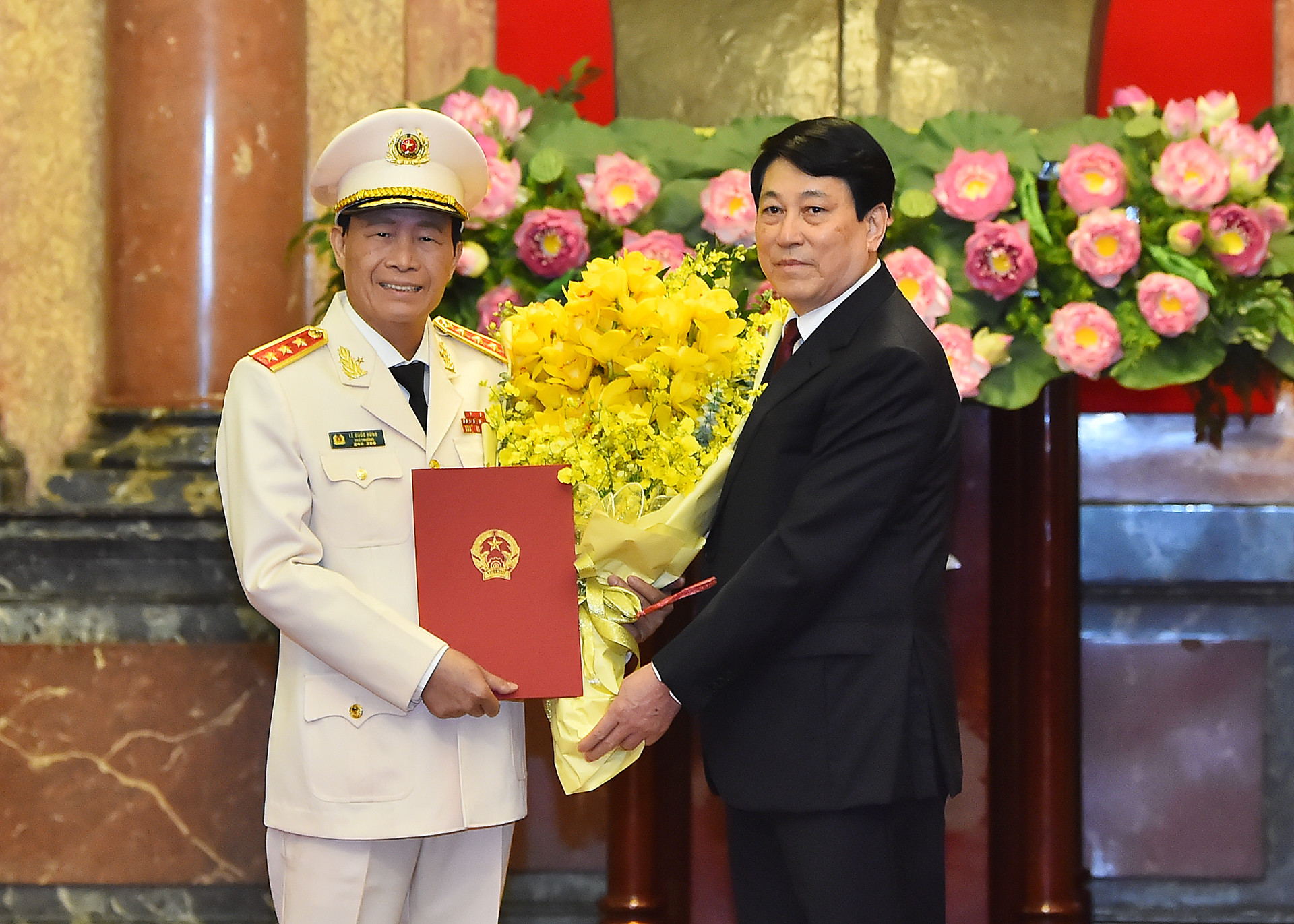 Chủ tịch nước Lương Cường trao Quyết định thăng cấp bậc hàm Thượng tướng cho Thứ trưởng Công an Lê Quốc Hùng.