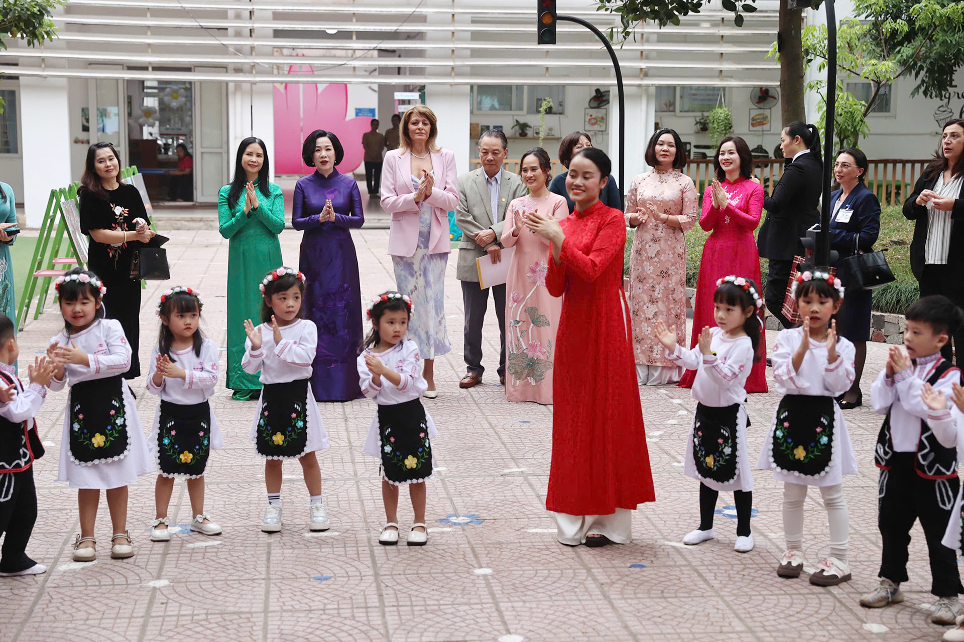 Phu nhân Chủ tịch nước Nguyễn Thị Minh Nguyệt và Phu nhân Tổng thống Bulgaria Desislava Radeva hòa vui tiếng ca cùng cô và trò Trường mầm non chất lượng cao Việt-Bun.