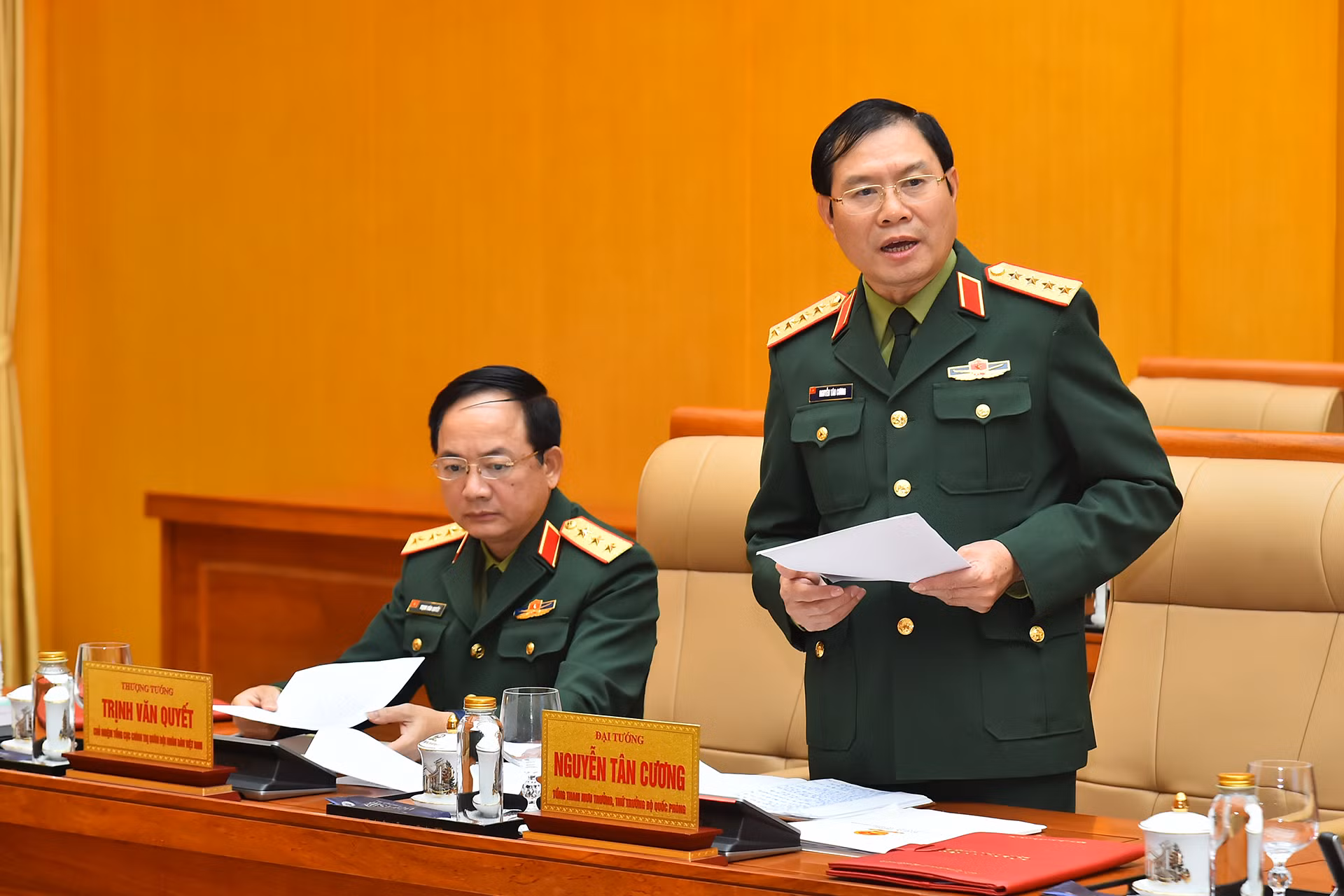 Đại tướng Nguyễn Tân Cương, Tổng Tham mưu trưởng Quân đội nhân dân Việt Nam trình bày báo cáo tại buổi làm việc.