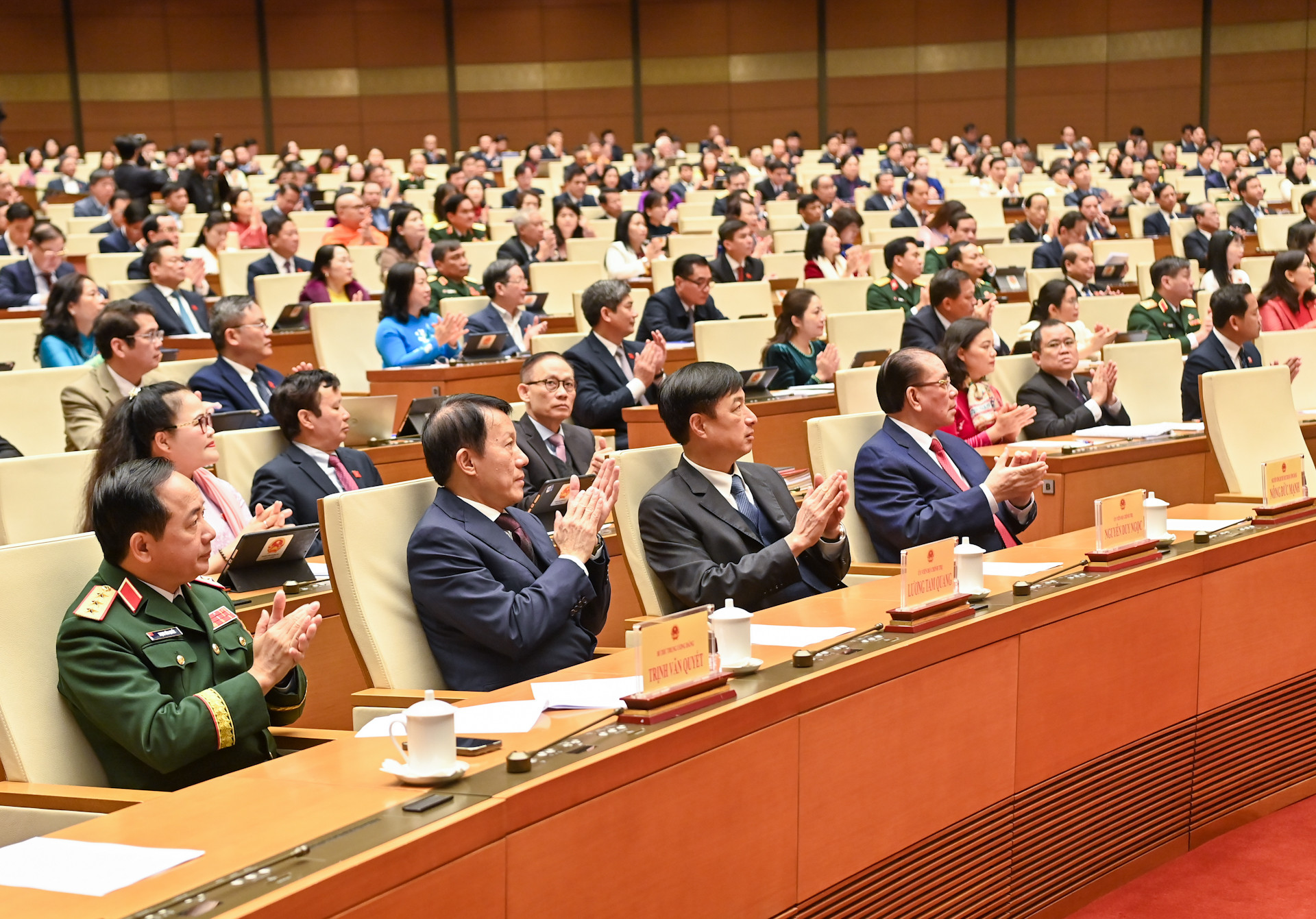 Nguyên Tổng Bí thư Nông Đức Mạnh cùng các đồng chí lãnh đạo Đảng, Nhà nước và đại biểu dự phiên khai mạc.