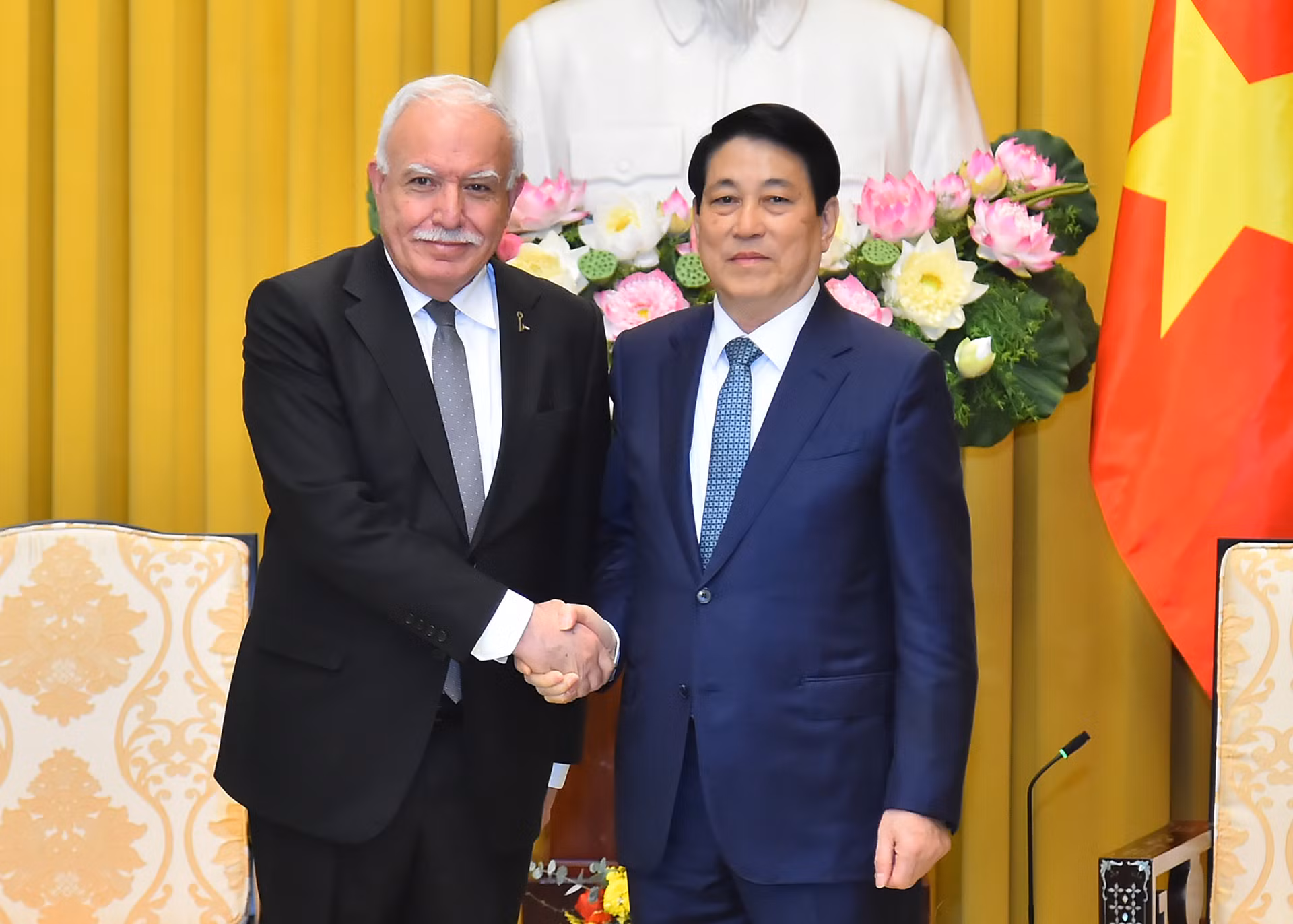 Chủ tịch nước Lương Cường đón ông Riad Malki, Đặc phái viên của Tổng thống Palestine tại buổi tiếp. Chủ tịch nước Lương Cường đón ông Riad Malki, Đặc phái viên của Tổng thống Palestine tại buổi tiếp.