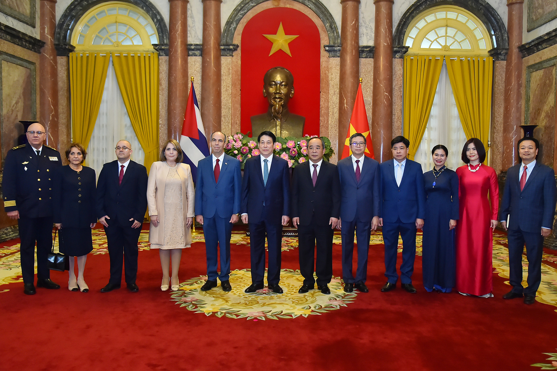 Chủ tịch nước Lương Cường và Đại sứ Cuba tại Việt Nam Rogelio Polanco Fuentes cùng các đại biểu tại buổi tiếp.