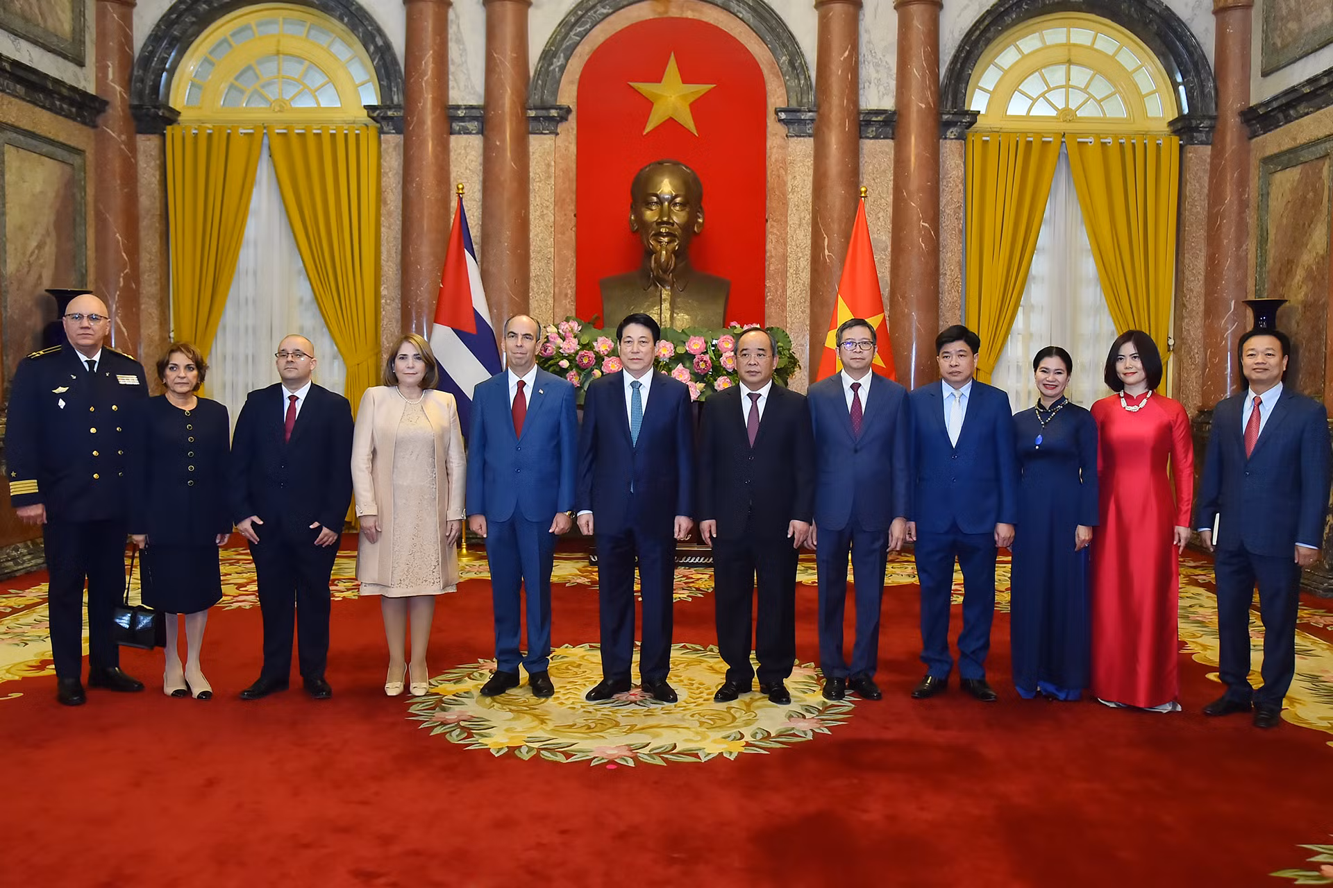 Chủ tịch nước Lương Cường và Đại sứ Cuba tại Việt Nam Rogelio Polanco Fuentes cùng các đại biểu tại buổi tiếp.