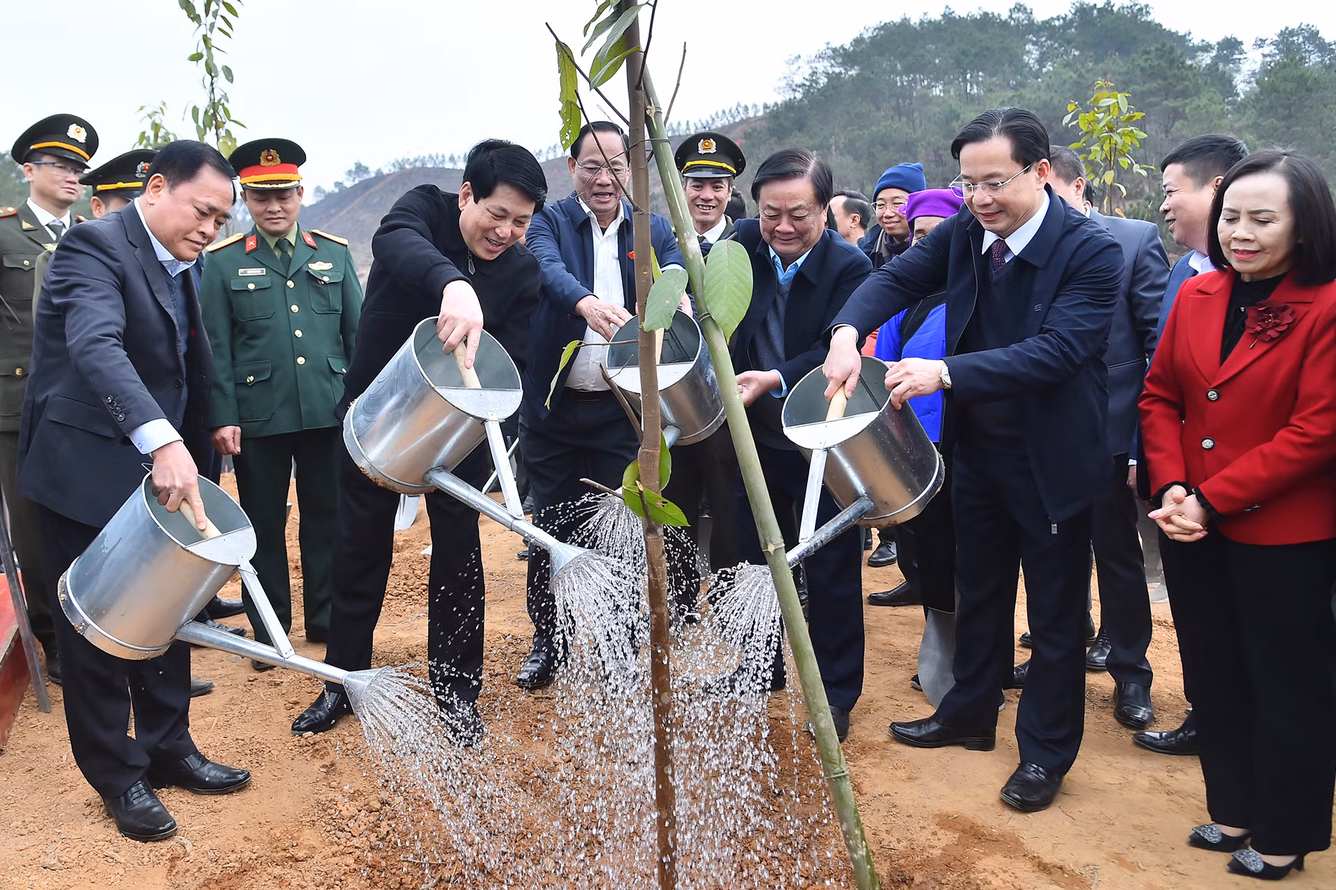 Chủ tịch nước Lương Cường và các đại biểu tưới cây tại lễ phát động.