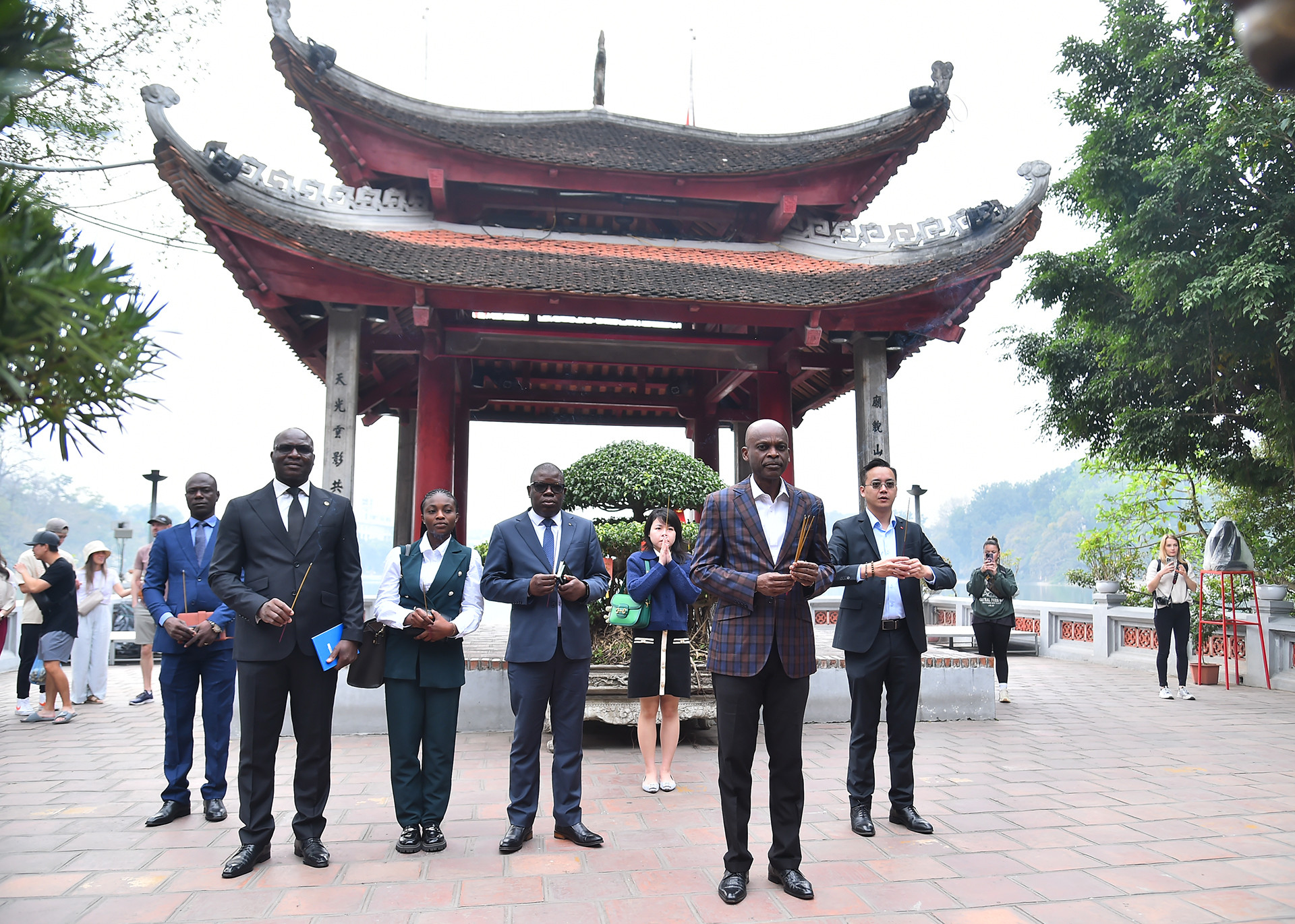 Bộ trưởng Ngoại giao Togo Robert Dussey cùng các thành viên trong đoàn dâng hương tại đền Ngọc Sơn.