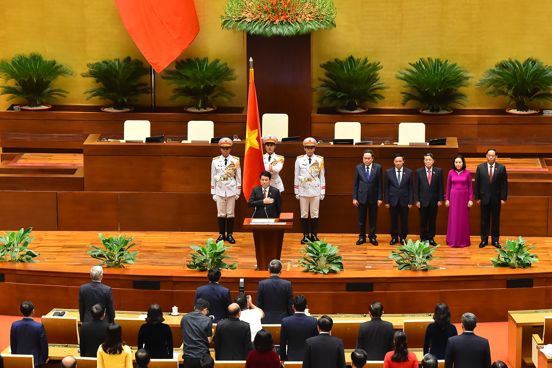 Thực hiện nghi thức tuyên thệ trước Quốc hội, Chủ tịch nước Lương Cường nói: “Dưới cờ đỏ sao vàng thiêng liêng của Tổ quốc, trước Quốc hội và đồng bào cử tri cả nước, tôi - Lương Cường, Chủ tịch nước Cộng hòa xã hội chủ nghĩa Việt Nam, xin tuyên thệ: Tuyệt đối trung thành với Tổ quốc, với nhân dân, với Hiến pháp nước Cộng hòa xã hội chủ nghĩa Việt Nam, nỗ lực phấn đấu hoàn thành tốt nhiệm vụ được Đảng, Nhà nước và nhân dân giao phó”.