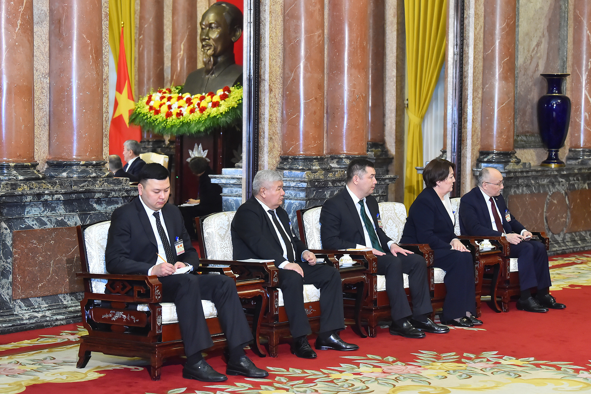 Các đại biểu tháp tùng Thủ tướng Cộng hòa Kyrgyzstan Adylbek Kasymaliev tham dự buổi tiếp.