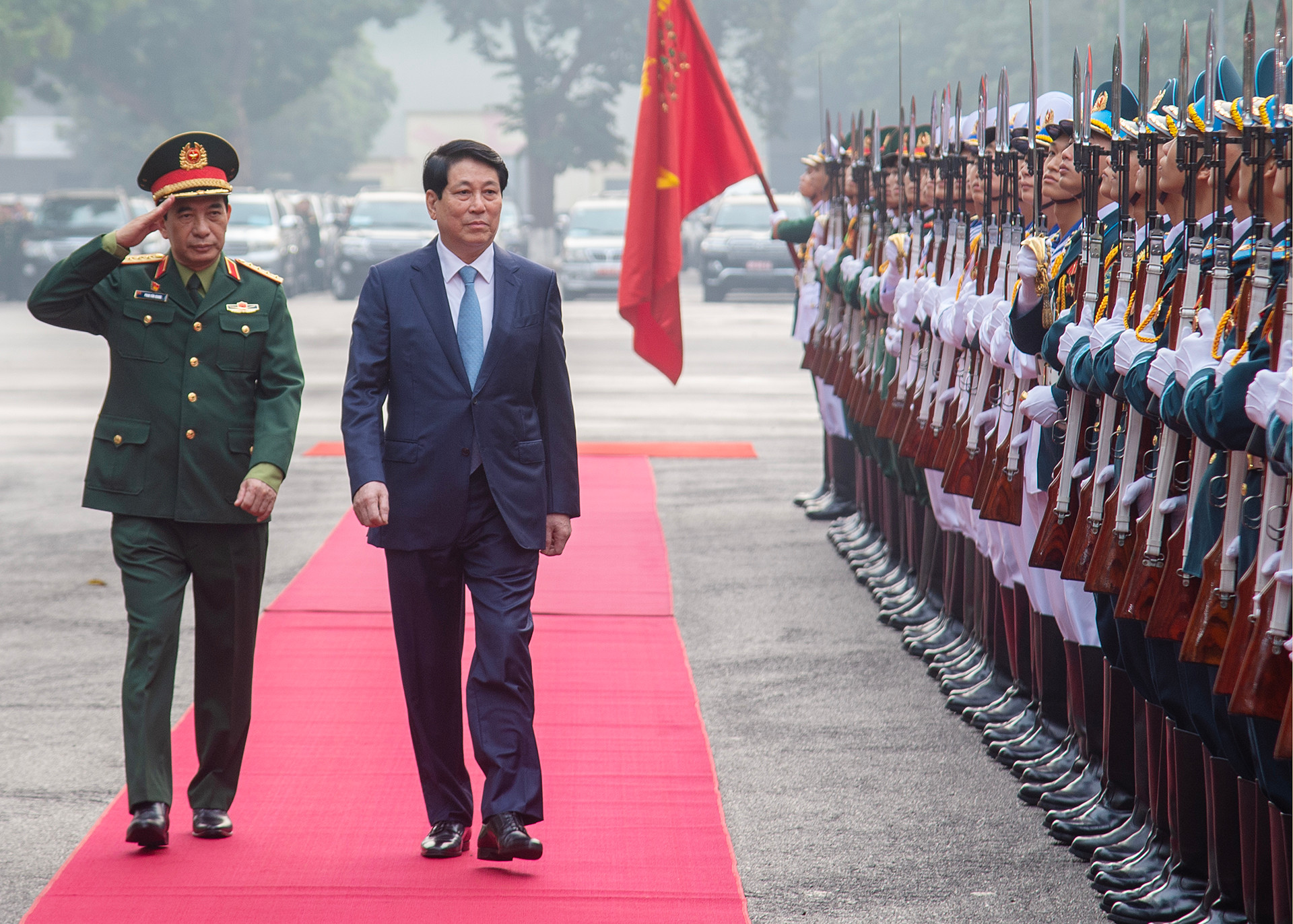 Chủ tịch nước Lương Cường duyệt Đội Danh dự Quân đội nhân dân Việt Nam tại hội nghị.