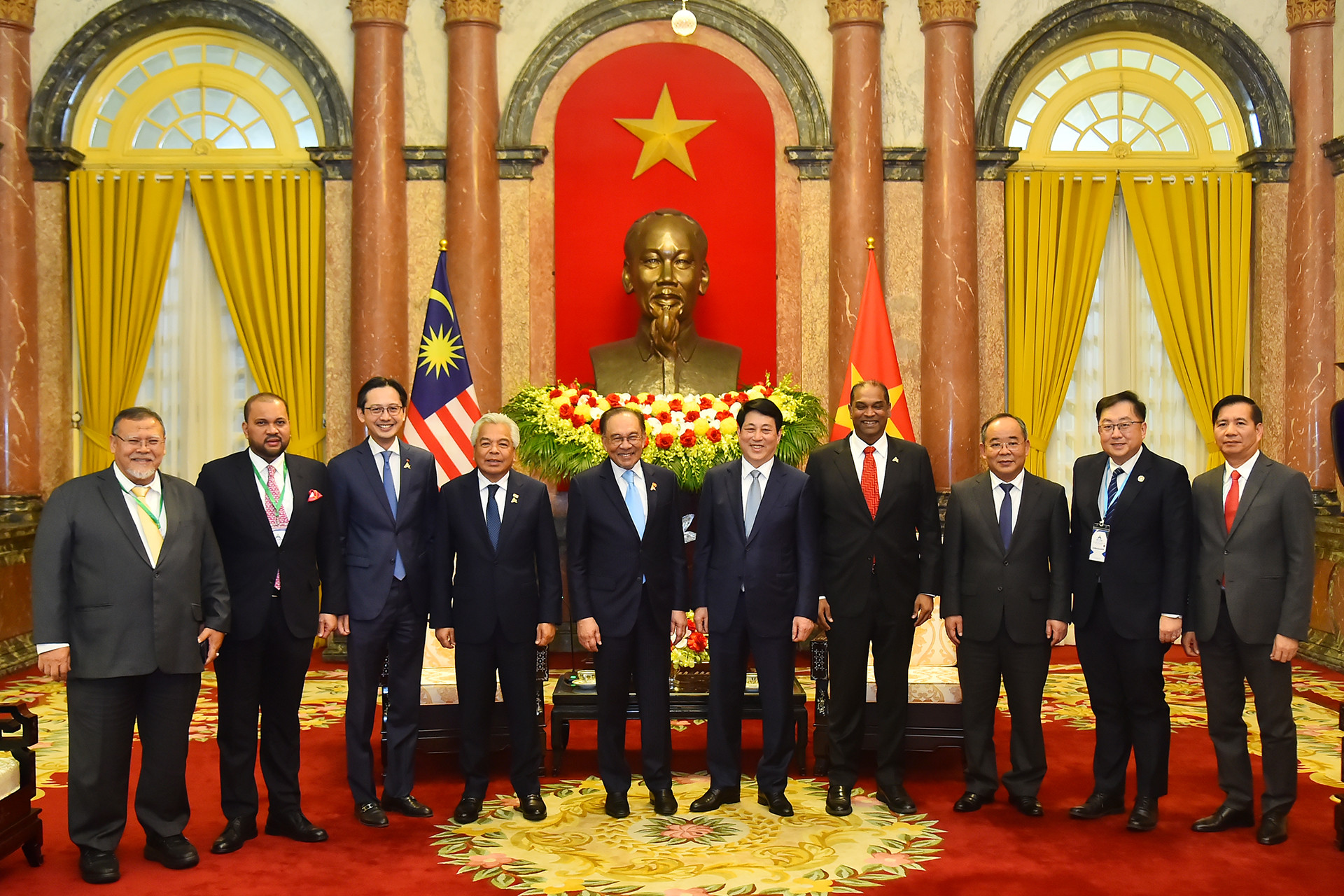 Chủ tịch nước Lương Cường, Thủ tướng Malaysia Anwar Ibrahim cùng các đại biểu tham dự buổi tiếp tại Phủ Chủ tịch.