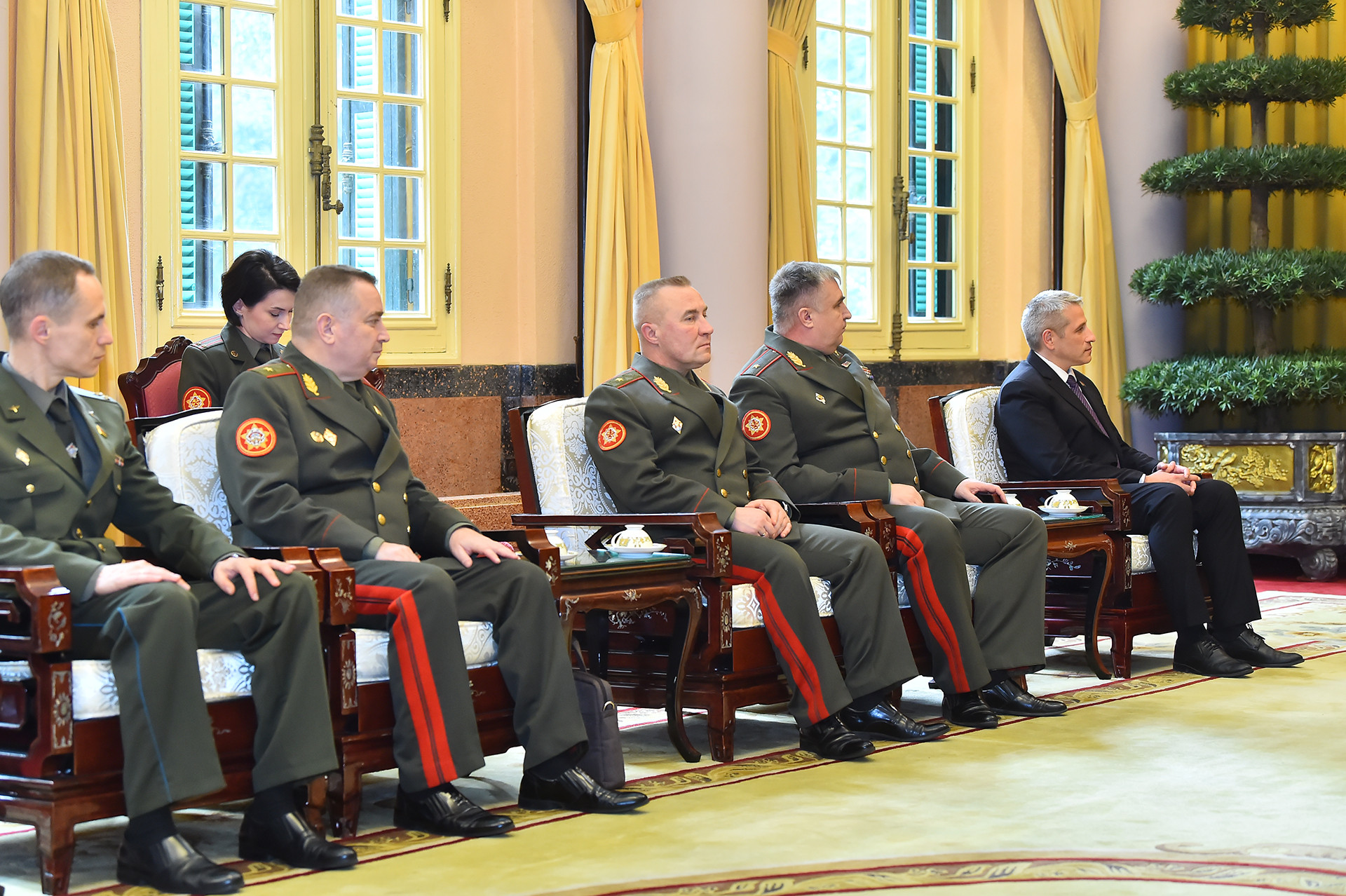 Các đại biểu tháp tùng Bộ trưởng Quốc phòng Belarus Khrenin Viktor Gennadievich tại buổi tiếp.