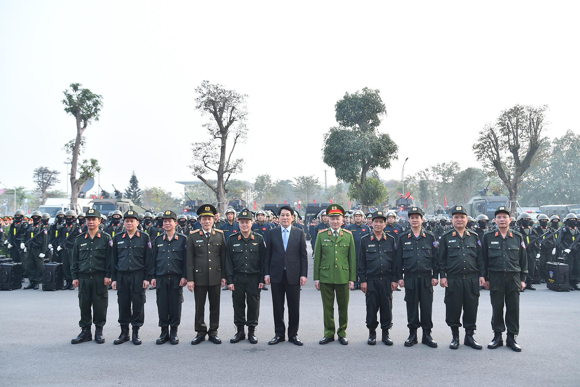 Chủ tịch nước Lương Cường, Bộ trưởng Công an Lương Tam Quang cùng các đồng chí lãnh đạo Bộ Công an, Bộ Tư lệnh Cảnh sát cơ động tại buổi lễ.