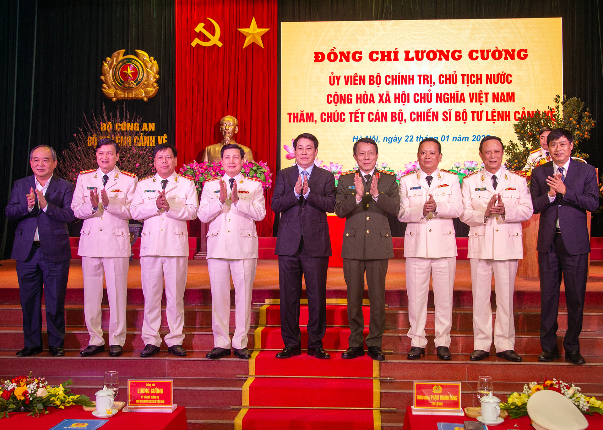 Chủ tịch nước Lương Cường, Bộ trưởng Công an Lương Tam Quang với các đồng chí lãnh đạo Bộ Tư lệnh Cảnh vệ và đại biểu tại buổi lễ.