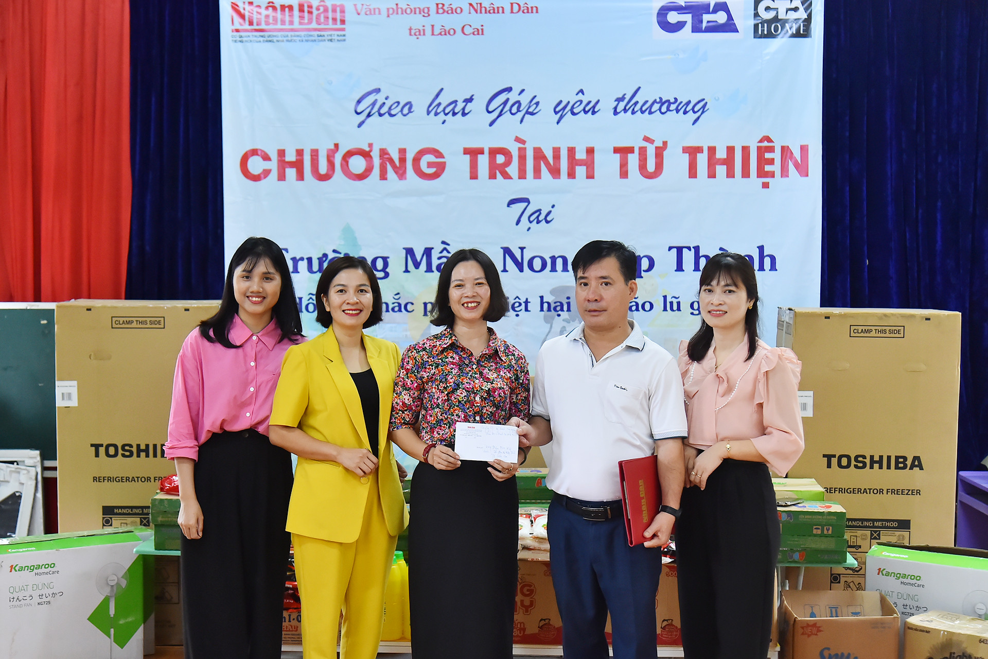 Tại buổi lễ, nhà báo Nguyễn Thành Tâm, đại diện Báo Nhân Dân, các doanh nghiệp và nhà hảo tâm đã trao những trang thiết bị như tủ lạnh, ti-vi,... cùng một số nhu yếu phẩm (tổng trị giá gần 50 triệu đồng) tặng Trường mầm non Hợp Thành.