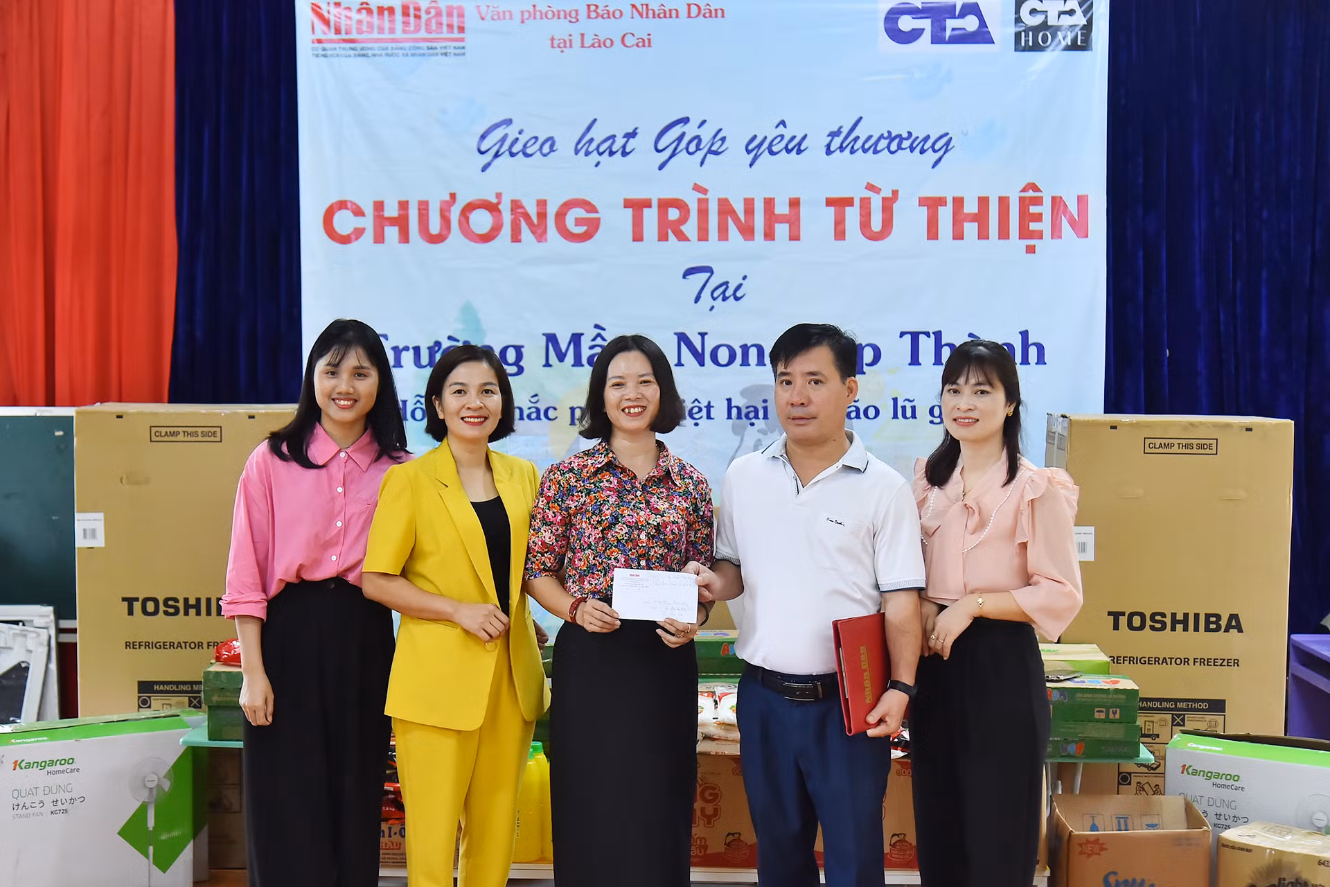 Tại buổi lễ, nhà báo Nguyễn Thành Tâm, đại diện Báo Nhân Dân, các doanh nghiệp và nhà hảo tâm đã trao những trang thiết bị như tủ lạnh, ti-vi,... cùng một số nhu yếu phẩm (tổng trị giá gần 50 triệu đồng) tặng Trường mầm non Hợp Thành.