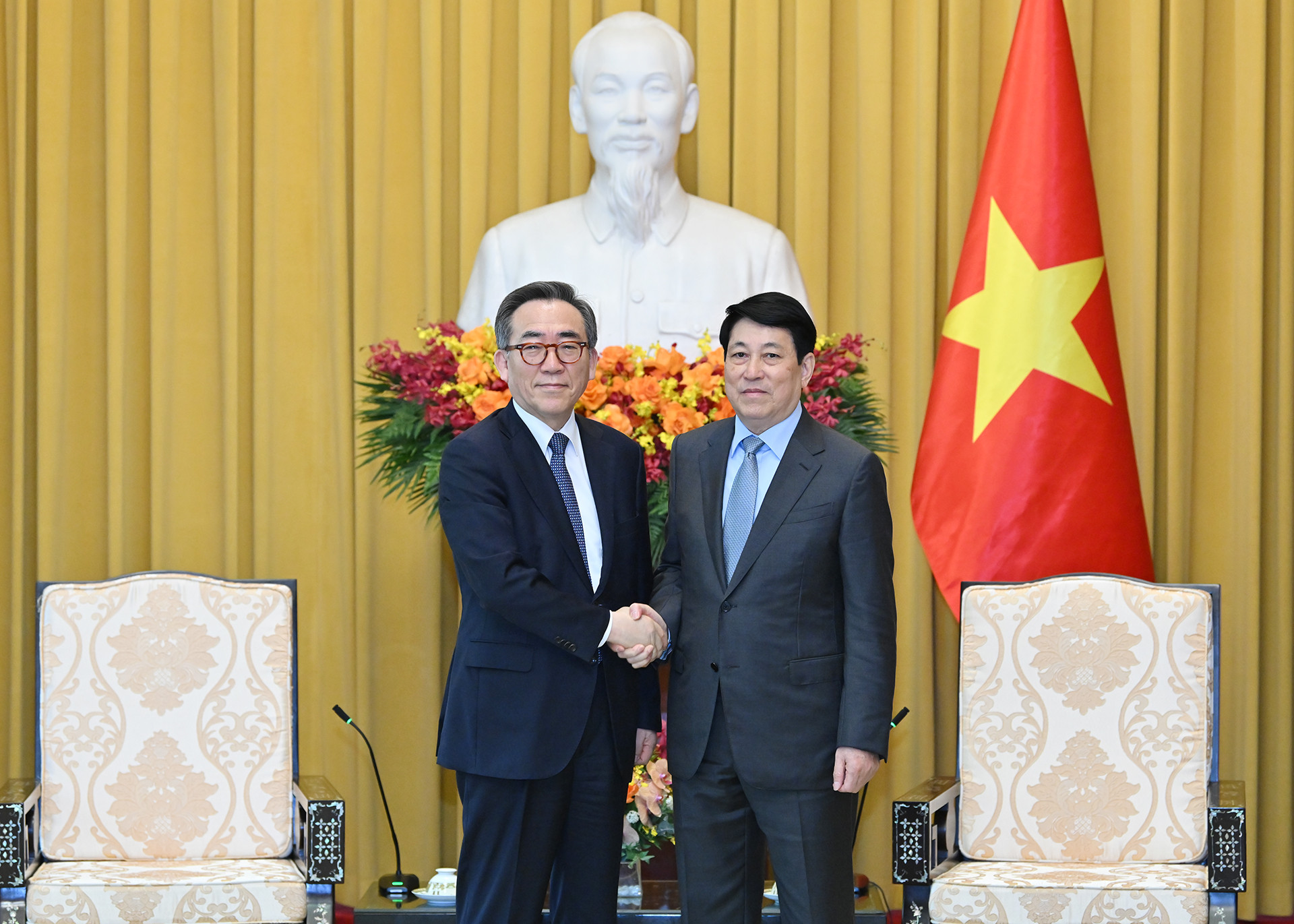 Chủ tịch nước Lương Cường và Bộ trưởng Ngoại giao Hàn Quốc Cho Tae-yul.