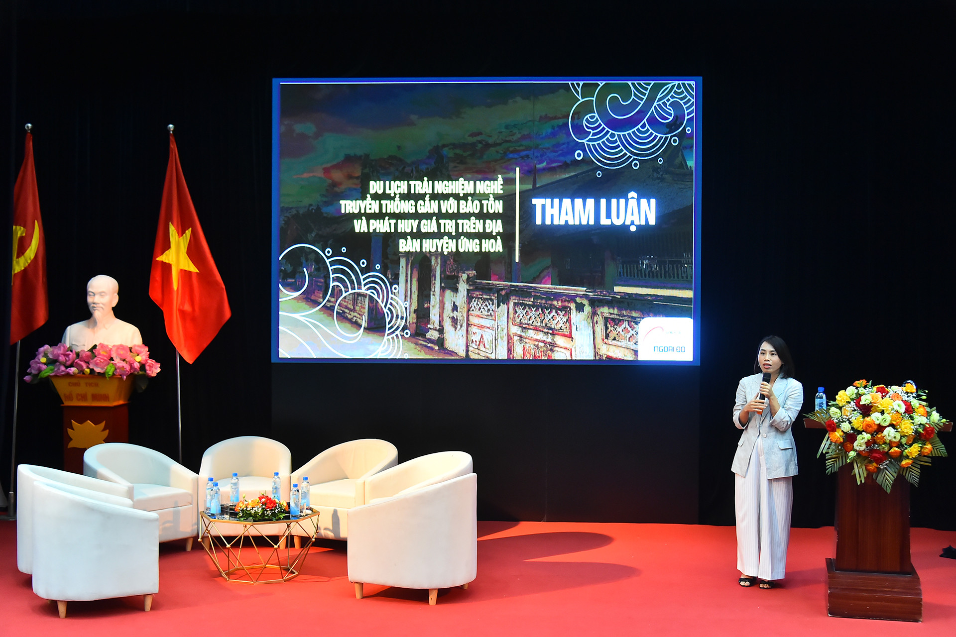 Bà Lê Thị Tuyến - Đại diện cho phòng Văn hóa và Thông tin huyện Ứng Hoà trình bày tham luận với chủ đề “Ứng Hoà- Điểm đến du lịch mới của Thủ đô”.