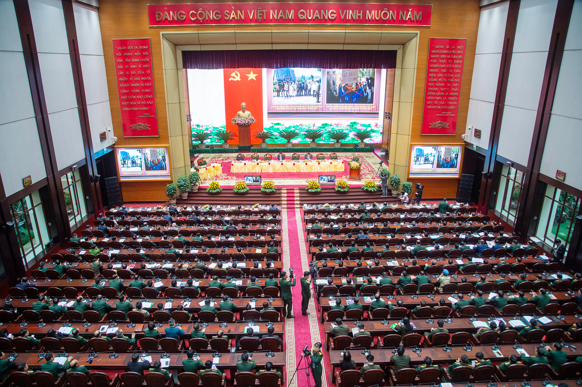 Quang cảnh Hội thảo khoa học cấp quốc gia “Quân đội nhân dân Việt Nam - Truyền thống hào hùng, sự nghiệp vẻ vang, lực lượng nòng cốt xây dựng nền quốc phòng toàn dân vững mạnh”.